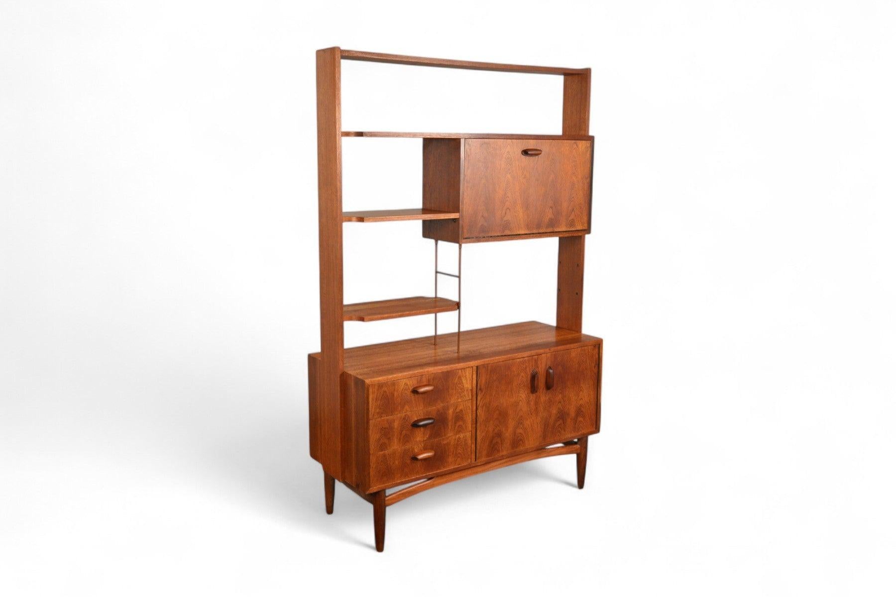 Herkunft: England
Designer: Victor B. Wilkins
Hersteller: G-Plan
Epoche: 1964
MATERIALIEN: Teakholz, Afromosia
Abmessungen: 48″ breit x 18″ tief x 72″ hoch