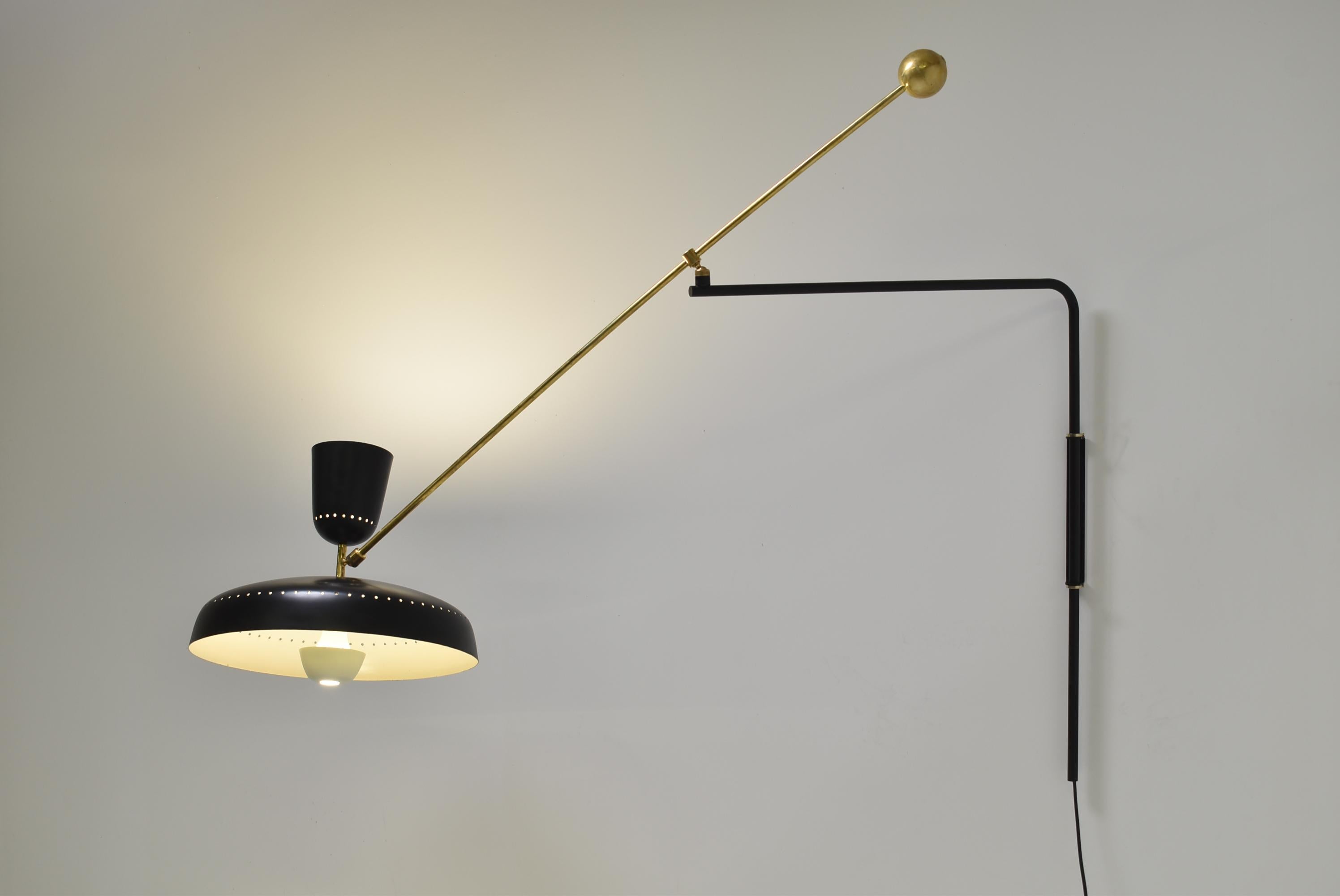 Rare G1 wall lamp by Pierre Guariche.
Original model of 1952.
Black laquered and perforated metal shades, brass arm and counterweight.
Light source on each lampshade, adjustable in all directions thanks to the genius of Pierre Guariche.
This is