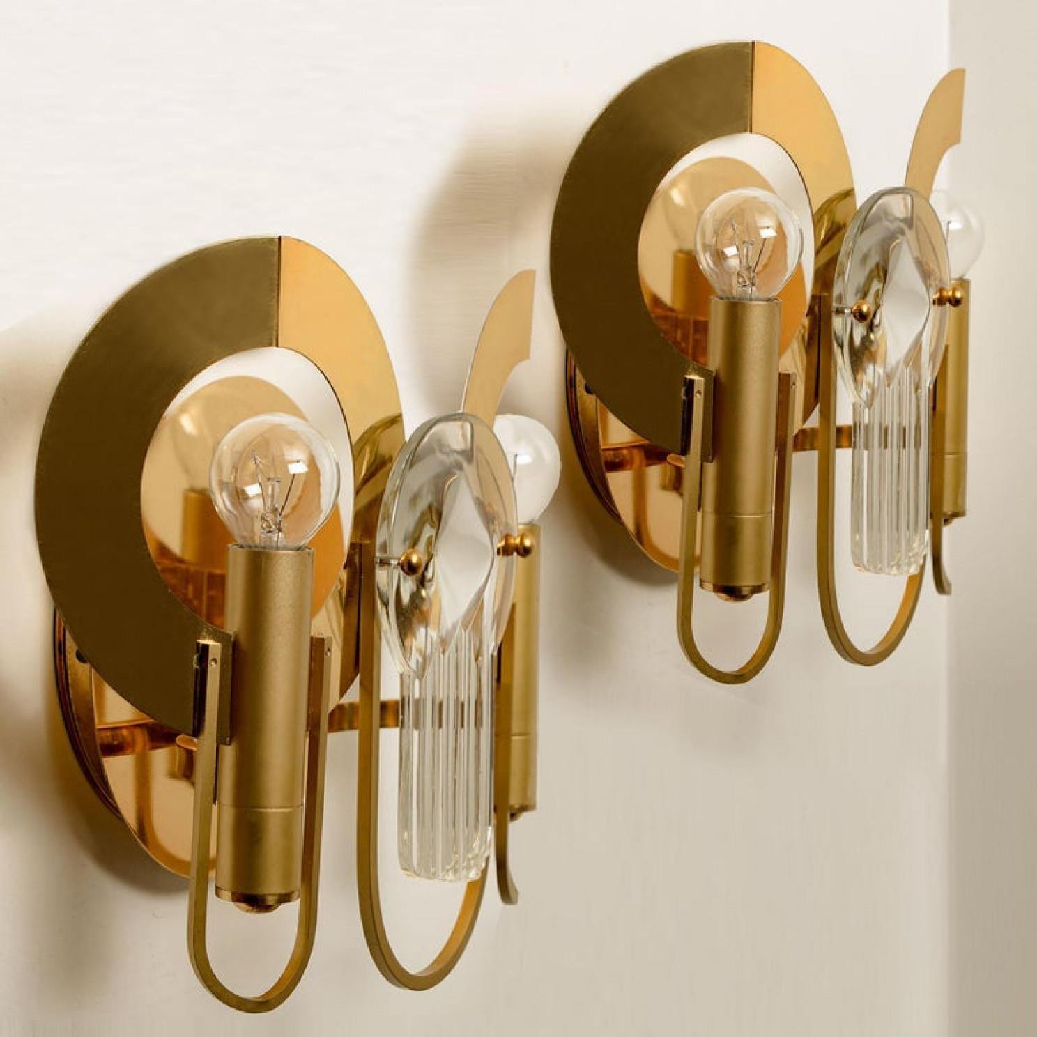 Un par excepcional de bollos de pared diseñados por Geatano Sciolari en los años 70, realizados en latón pulido y adorno de cristal en el centro.

Una forma maravillosa y proporcionan una hermosa luz dorada. Este par es muy raro de encontrar.

En