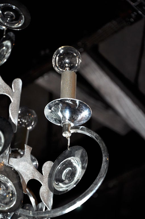 Ce rare lustre Sciolari des années 1960 présente une cascade de perles et de gouttes de cristal sur un cadre chromé.

addx1