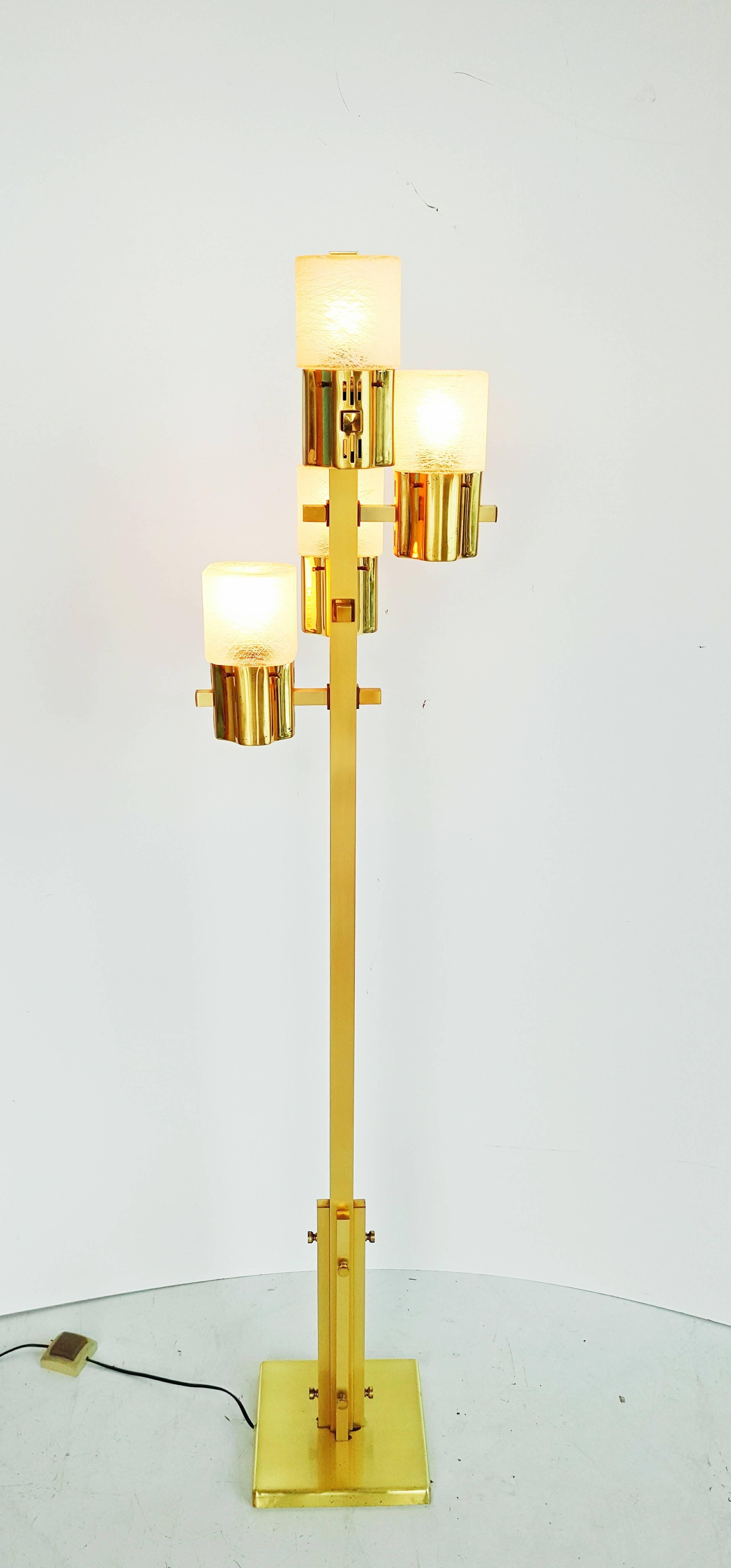 Rare lampadaire Gaetano Sciolari fabriqué en Italie dans les années 1970. Laiton et verre Murano en très bon état vintage.