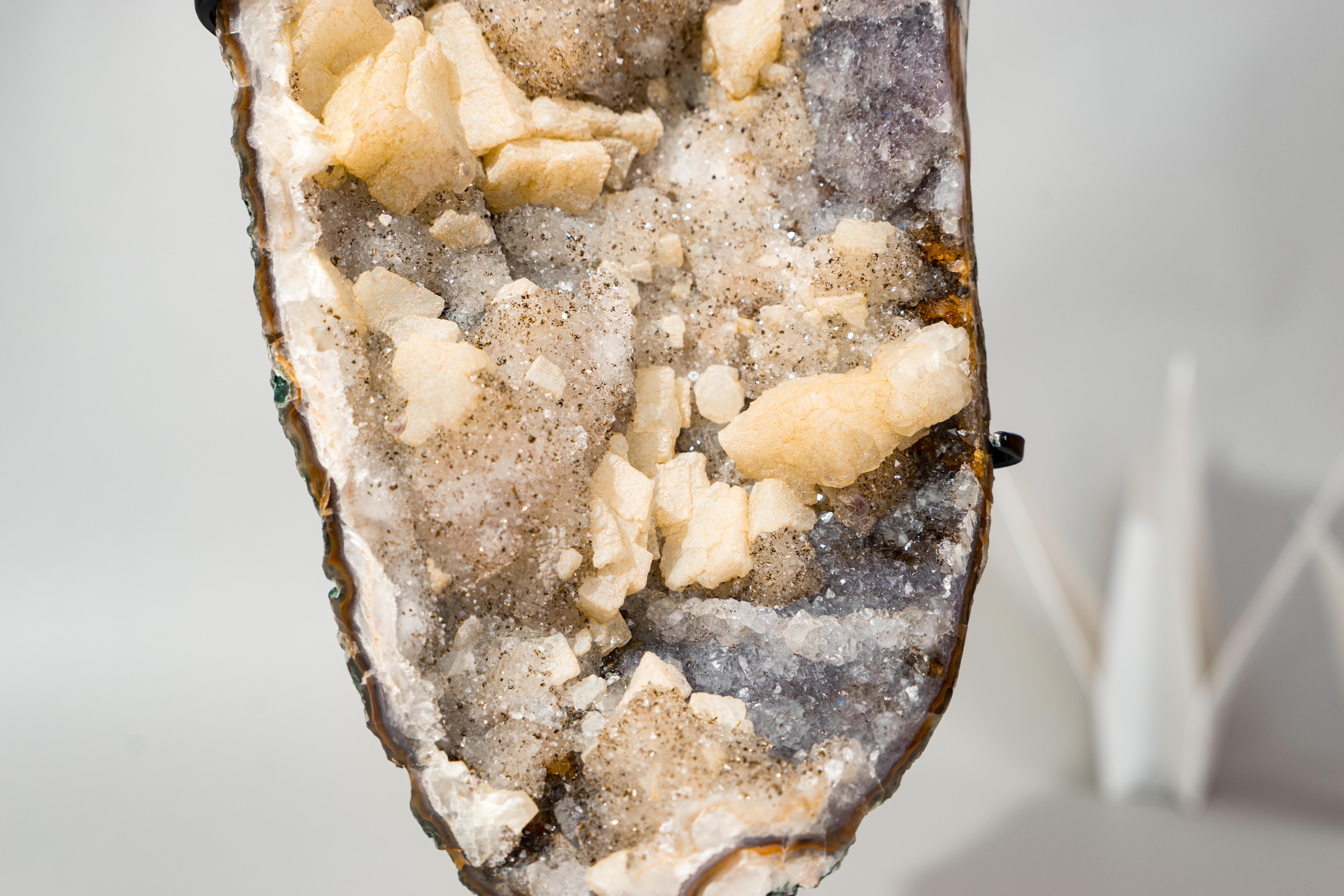 Brésilien Rare améthyste galactique Druzy Cluster avec Goethite dorée, fleurs et Calcite en vente