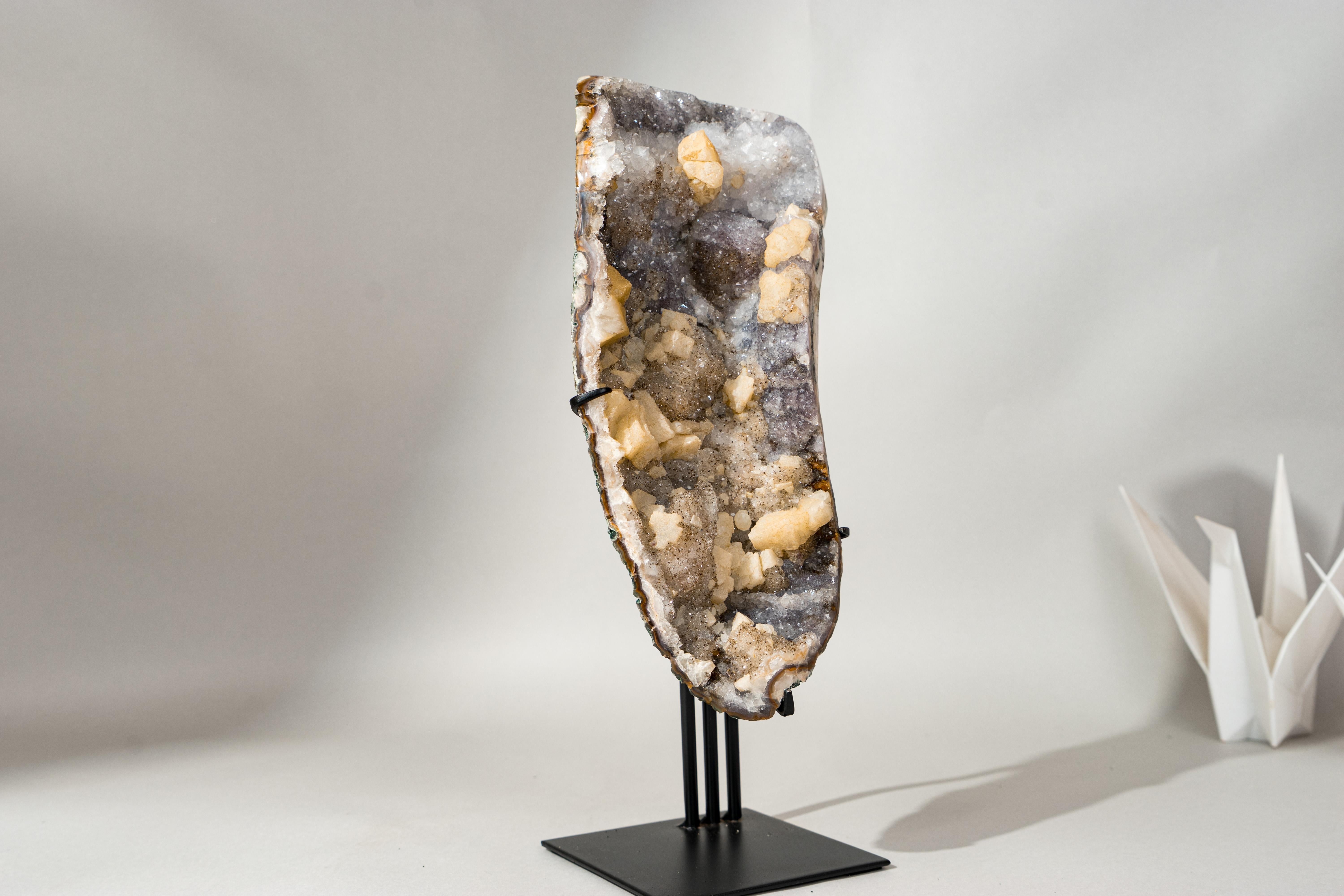 XXIe siècle et contemporain Rare améthyste galactique Druzy Cluster avec Goethite dorée, fleurs et Calcite en vente