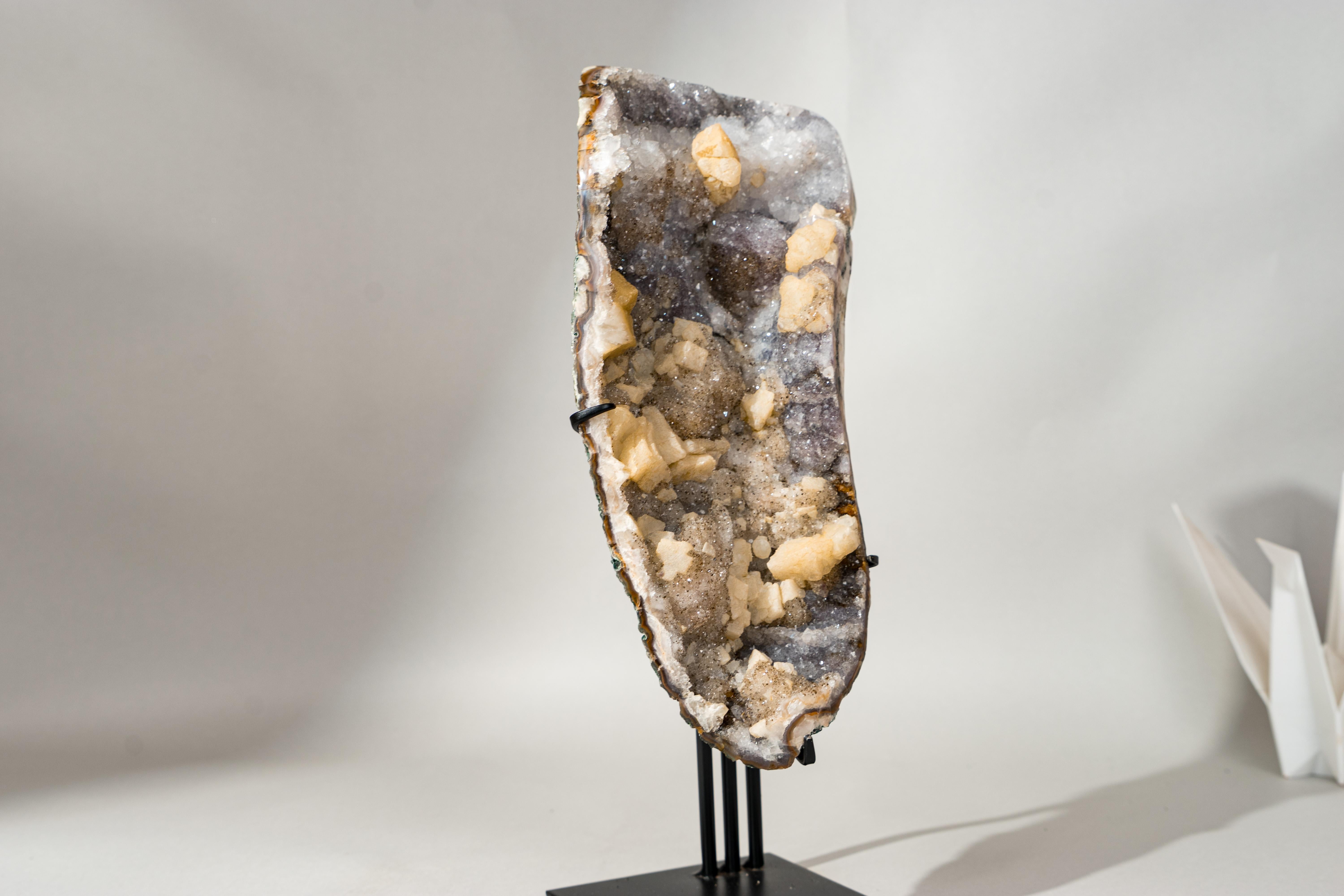 Cristal Rare améthyste galactique Druzy Cluster avec Goethite dorée, fleurs et Calcite en vente