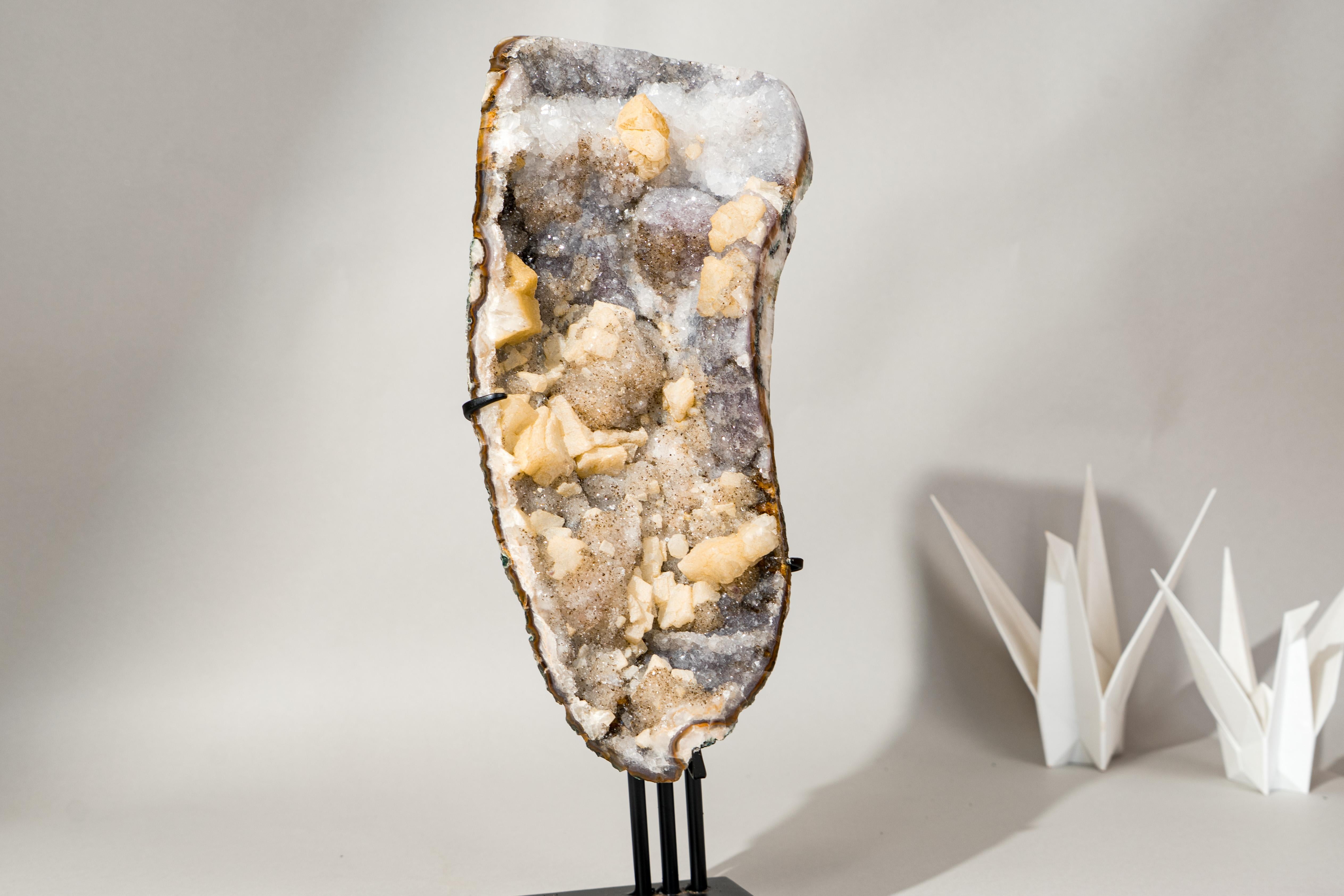 Rare améthyste galactique Druzy Cluster avec Goethite dorée, fleurs et Calcite en vente 1