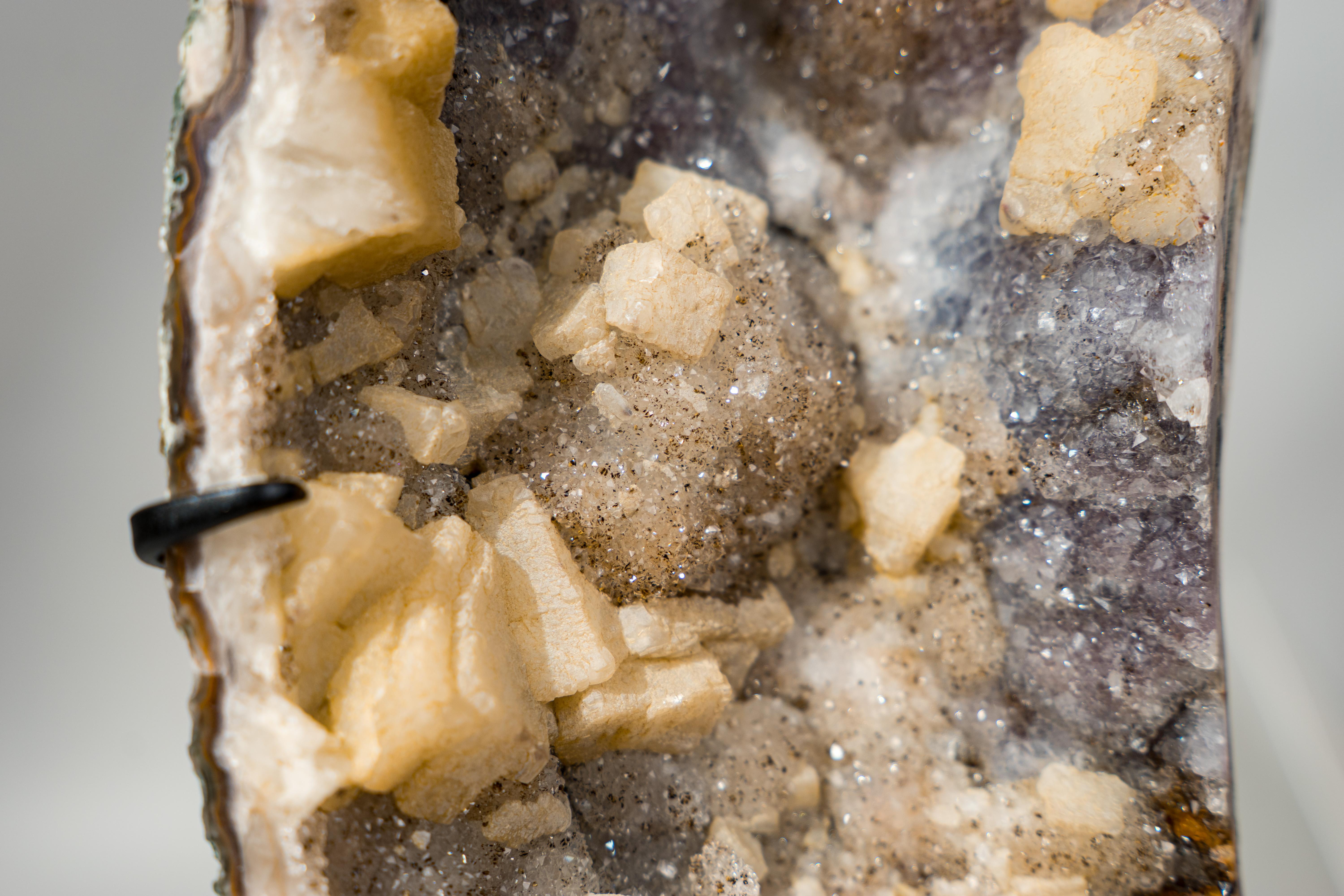 Rare améthyste galactique Druzy Cluster avec Goethite dorée, fleurs et Calcite en vente 3