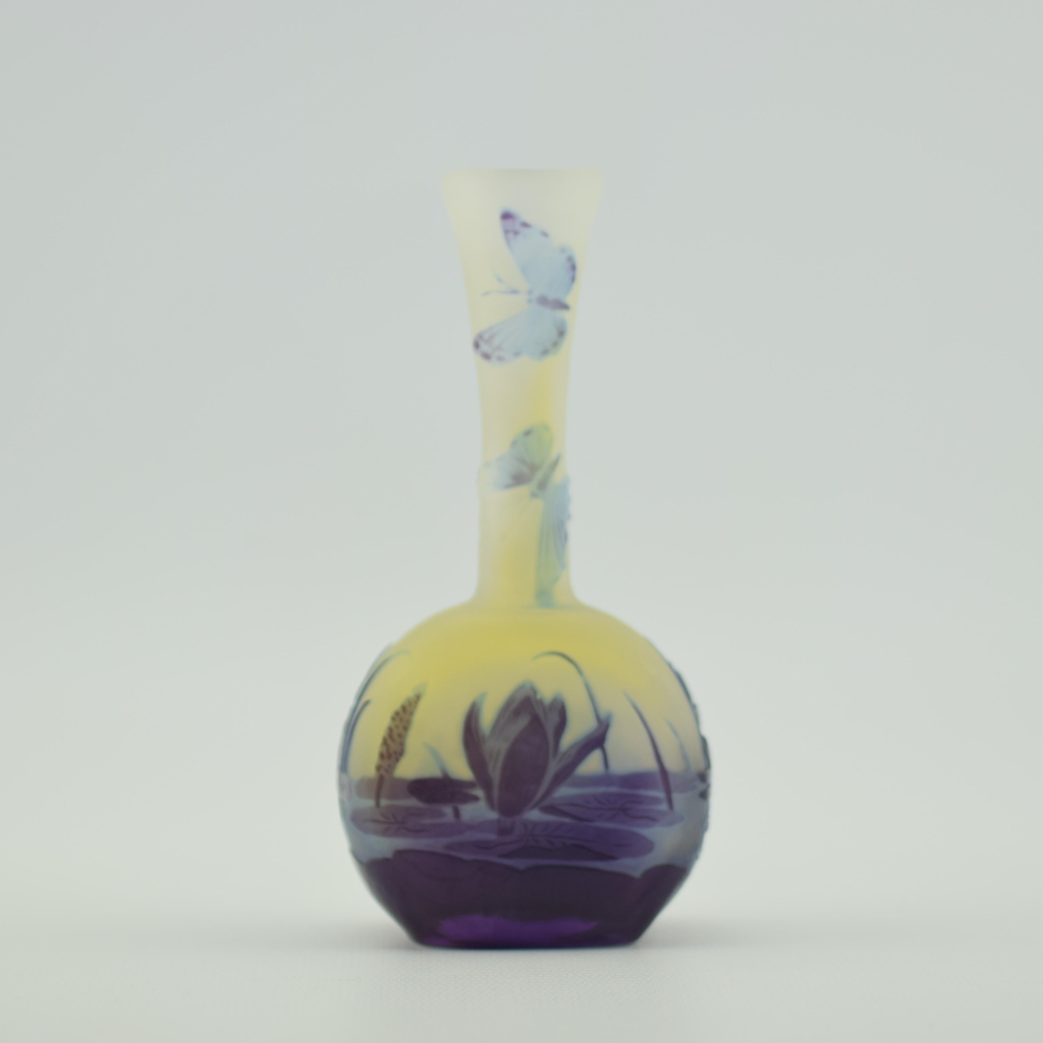 Grazioso vaso in vetro cammeo multistrato di Emile Galle, decorato con una scena acquatica intorno alla parte inferiore del vaso con ninfee e canne. La sezione superiore è interessante e raramente si vedono due farfalle nel collo.
Firmato Galle nel