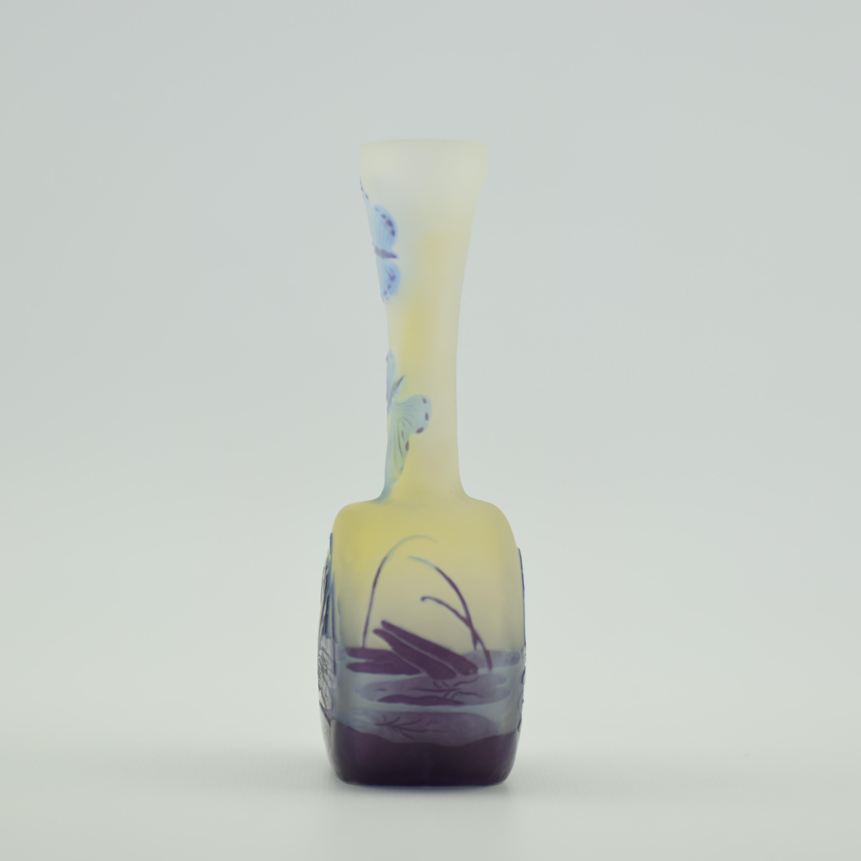 Art Nouveau Raro vaso a farfalla acquatica in vetro cammeo Galle C1900 in vendita