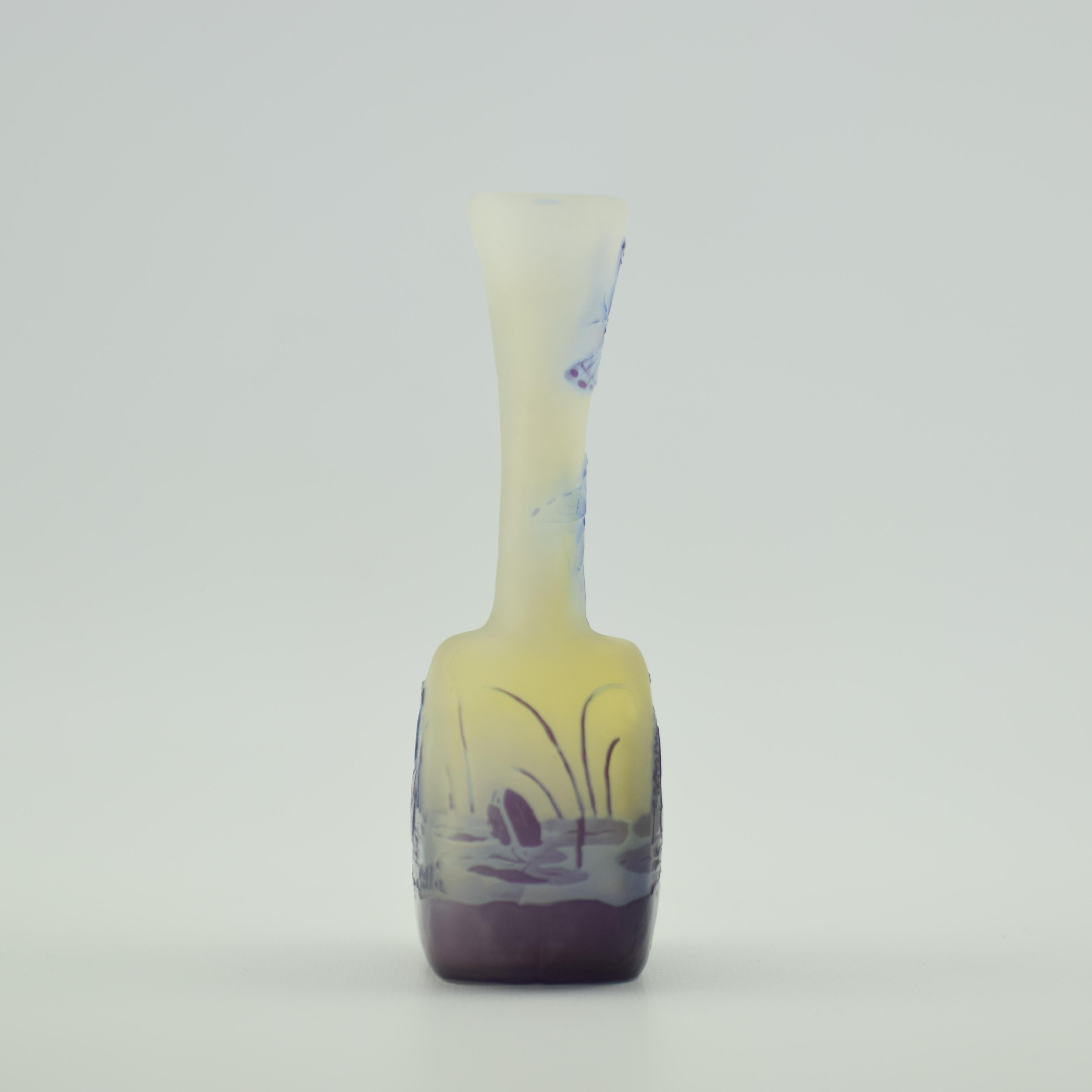 Intagliato Raro vaso a farfalla acquatica in vetro cammeo Galle C1900 in vendita