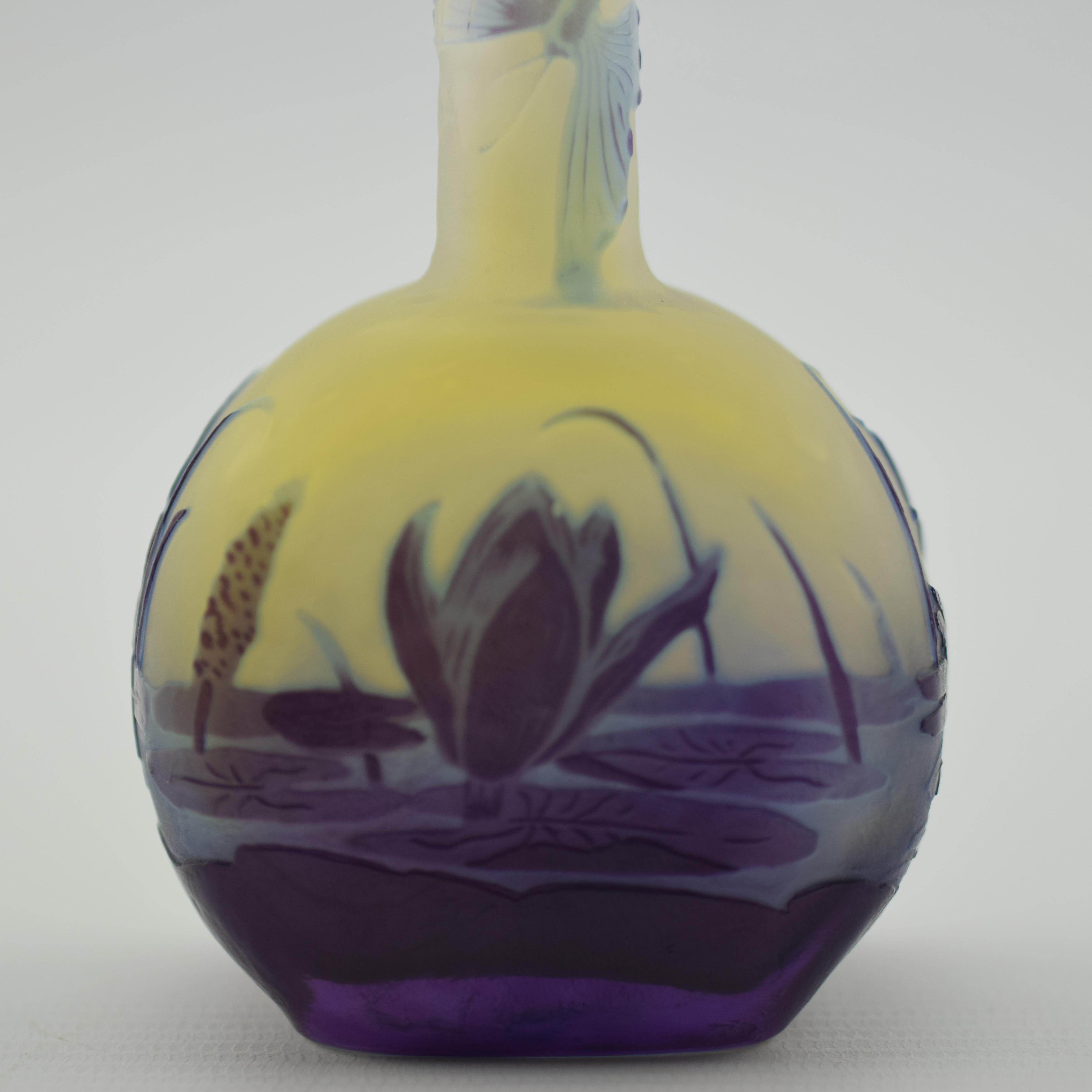 Inizio XX secolo Raro vaso a farfalla acquatica in vetro cammeo Galle C1900 in vendita
