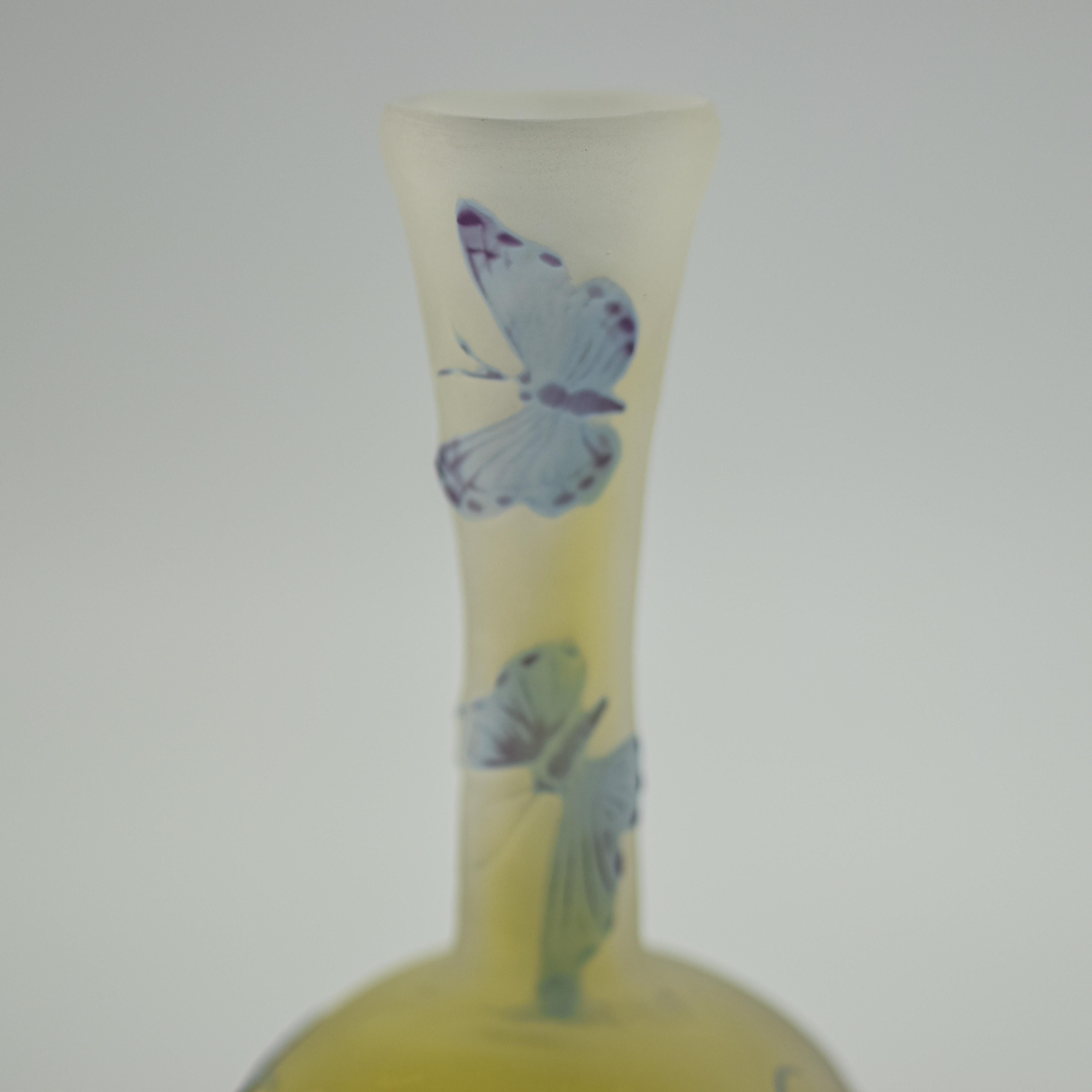 Vetro Raro vaso a farfalla acquatica in vetro cammeo Galle C1900 in vendita