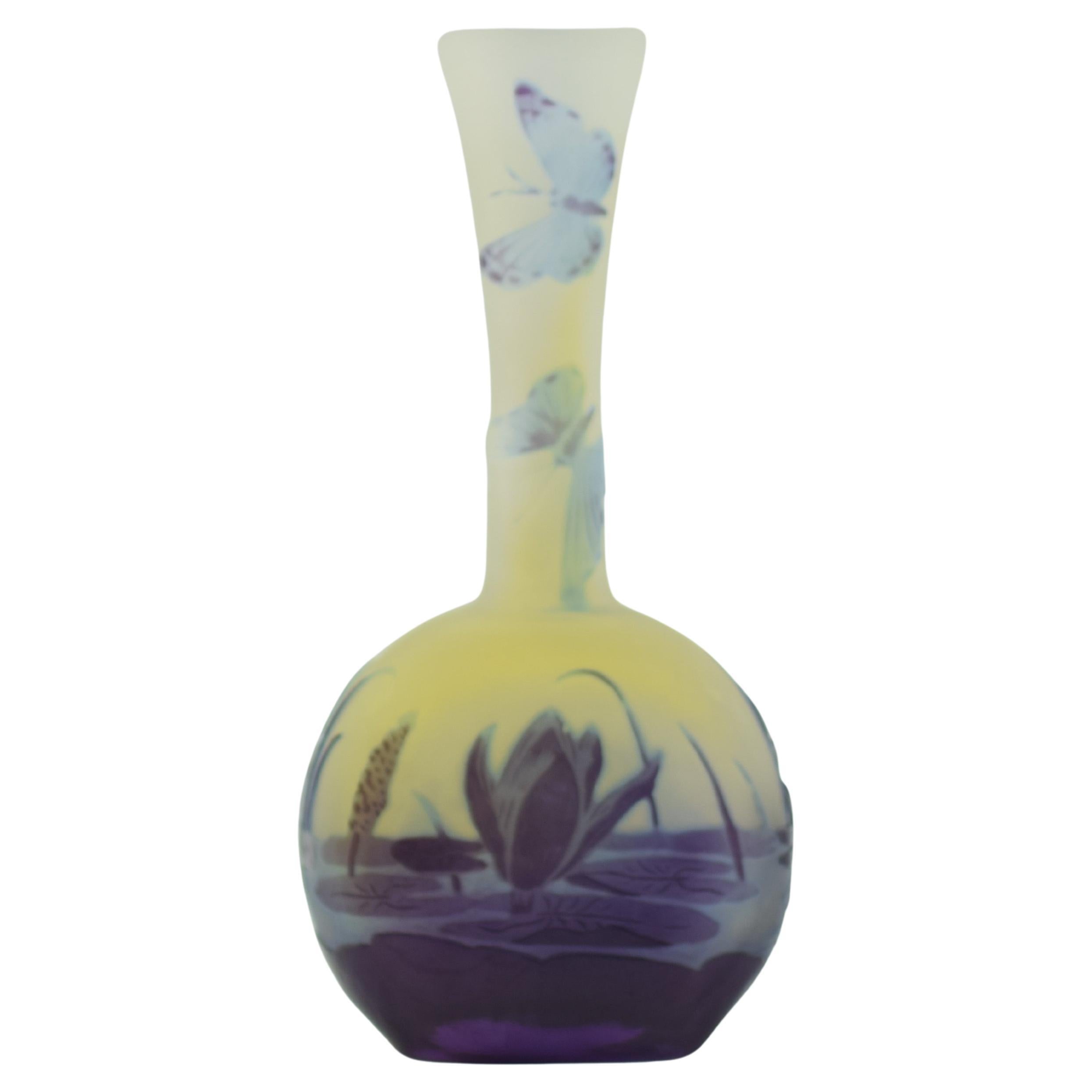Raro vaso a farfalla acquatica in vetro cammeo Galle C1900 in vendita