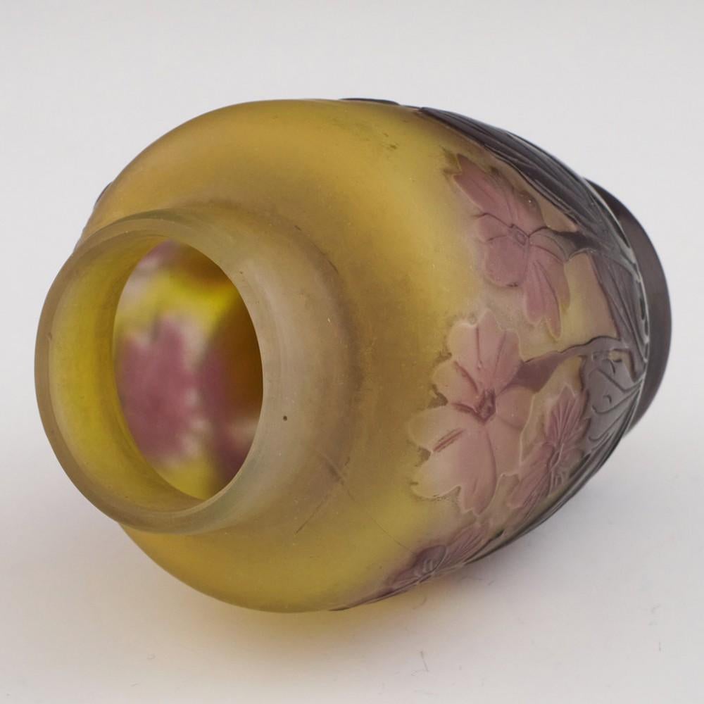 Seltene Galle Miniature Kamee Vase c1920 (Französisch) im Angebot