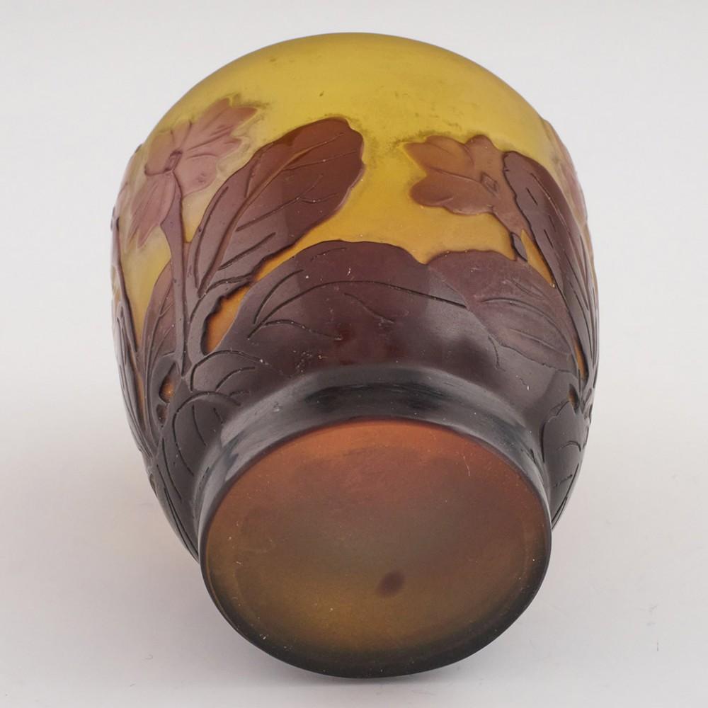 Seltene Galle Miniature Kamee Vase c1920 (Glaskunst) im Angebot