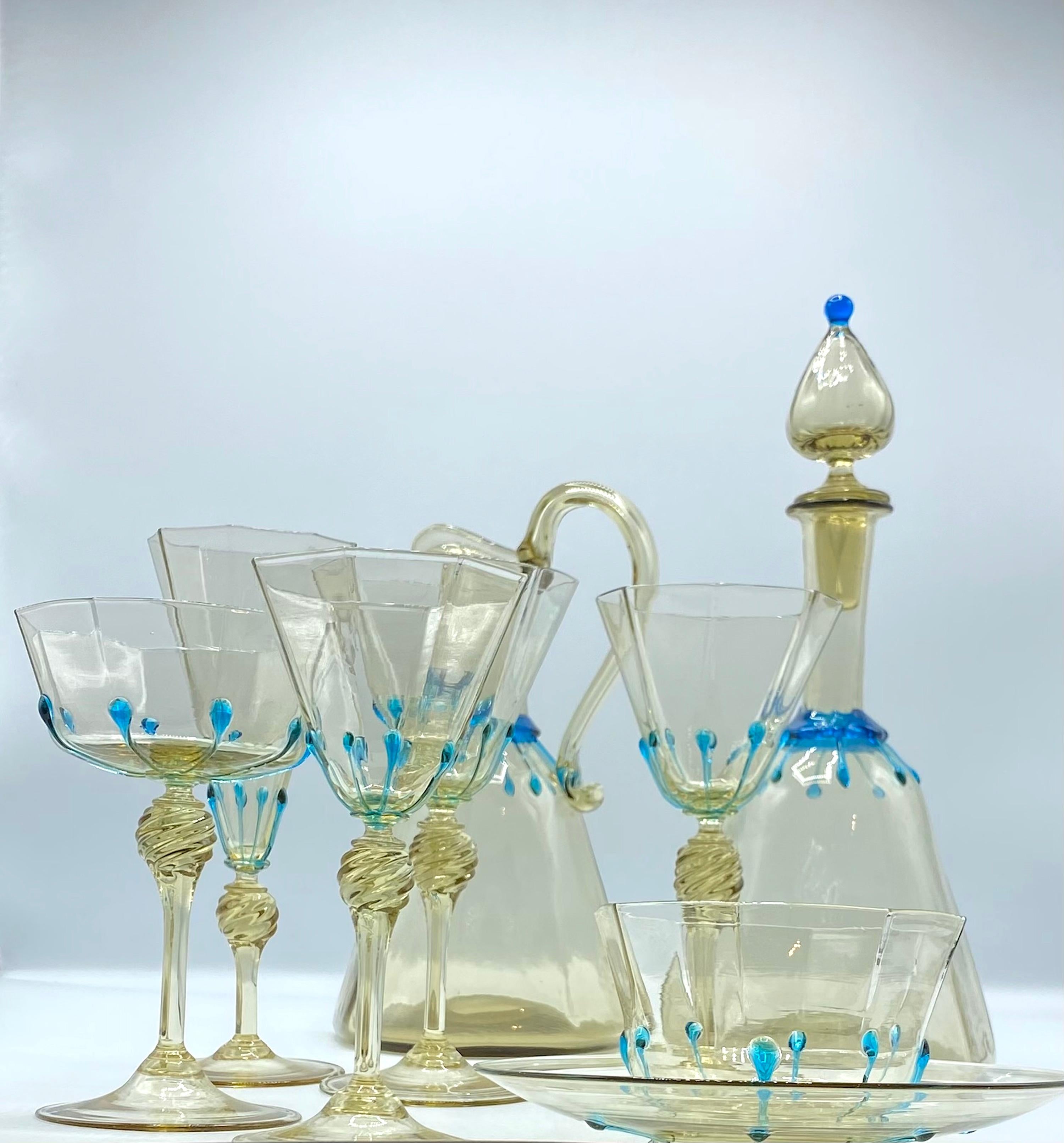 Un magnifico e raro set di 42 pezzi soffiati a mano (non tutti mostrati) di bicchieri in vetro veneziano di Galliano Ferro del 1950 circa. Dopo aver lasciato l'Arte Vetraria Muranese (AVEM), di cui fu co-fondatore nel 1932, Galliano formò la propria