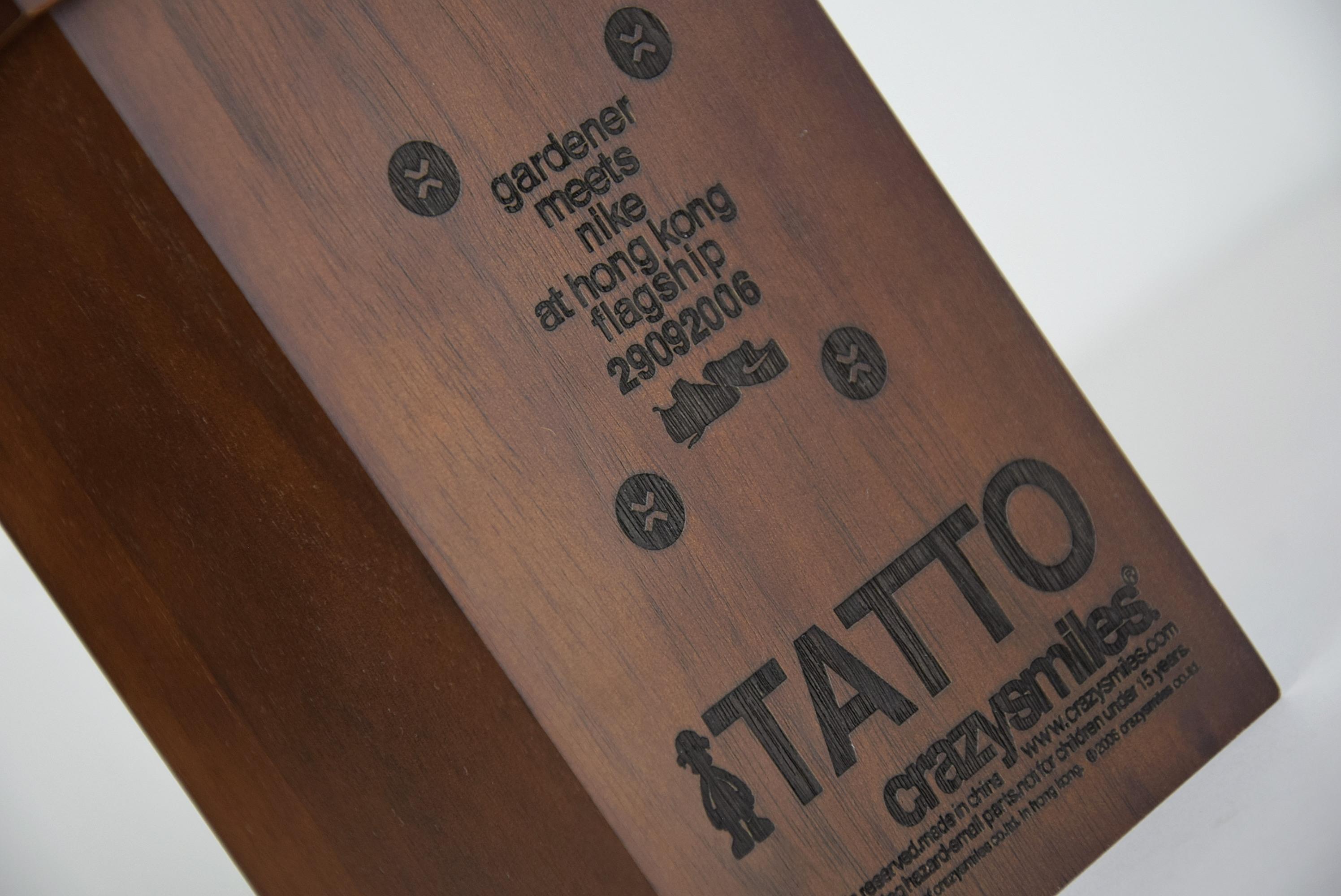 Impossible to find Gardener meets NIKE at Hong Kong Flagship 29092006 in fantastic condition. The set contains one Limited edition NYF at in a stunning wooden box and includes extra spray cans, skateboard without wheels and string/lash. Tatto comes