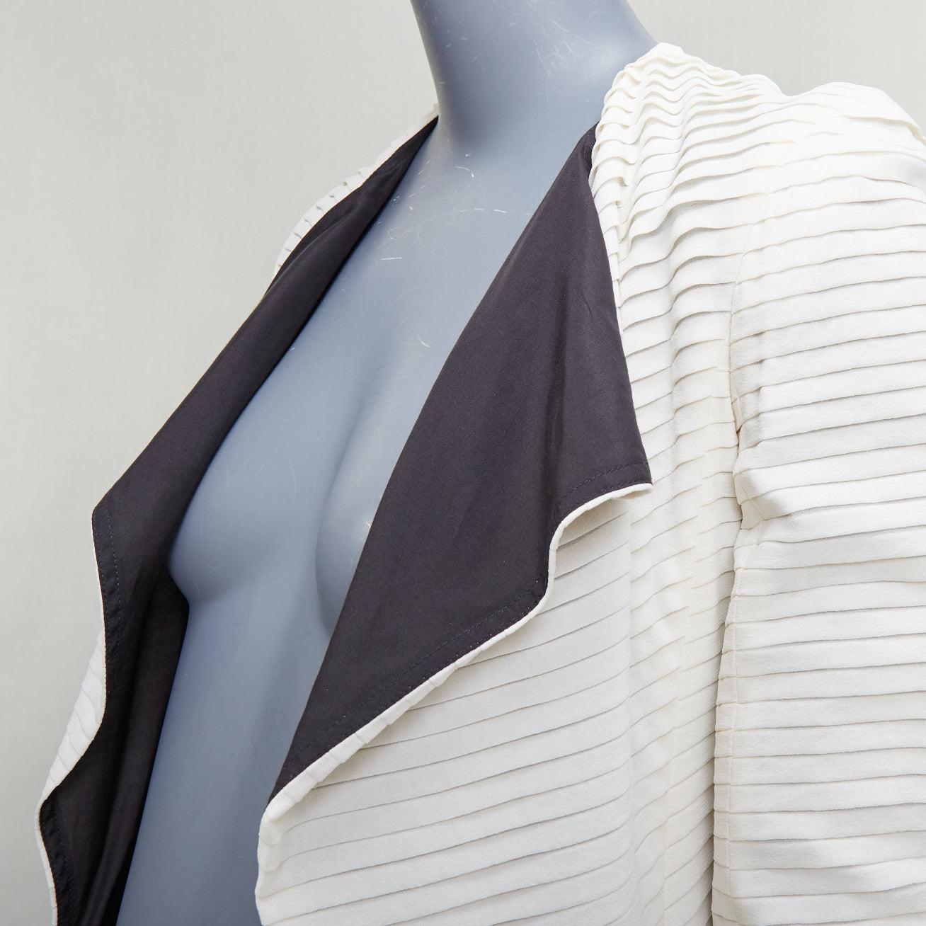 rare GARETH PUGH 2009 Runway cream black plisse silk draped biker IT38 XS
Reference: ALCU/A00011
Brand: Gareth Pugh
Collection: SS 2009 - Runway
Material: Silk, Blend
Color: Cream, Black
Pattern: Solid
Lining: Black Fabric
Extra Details: Zips at