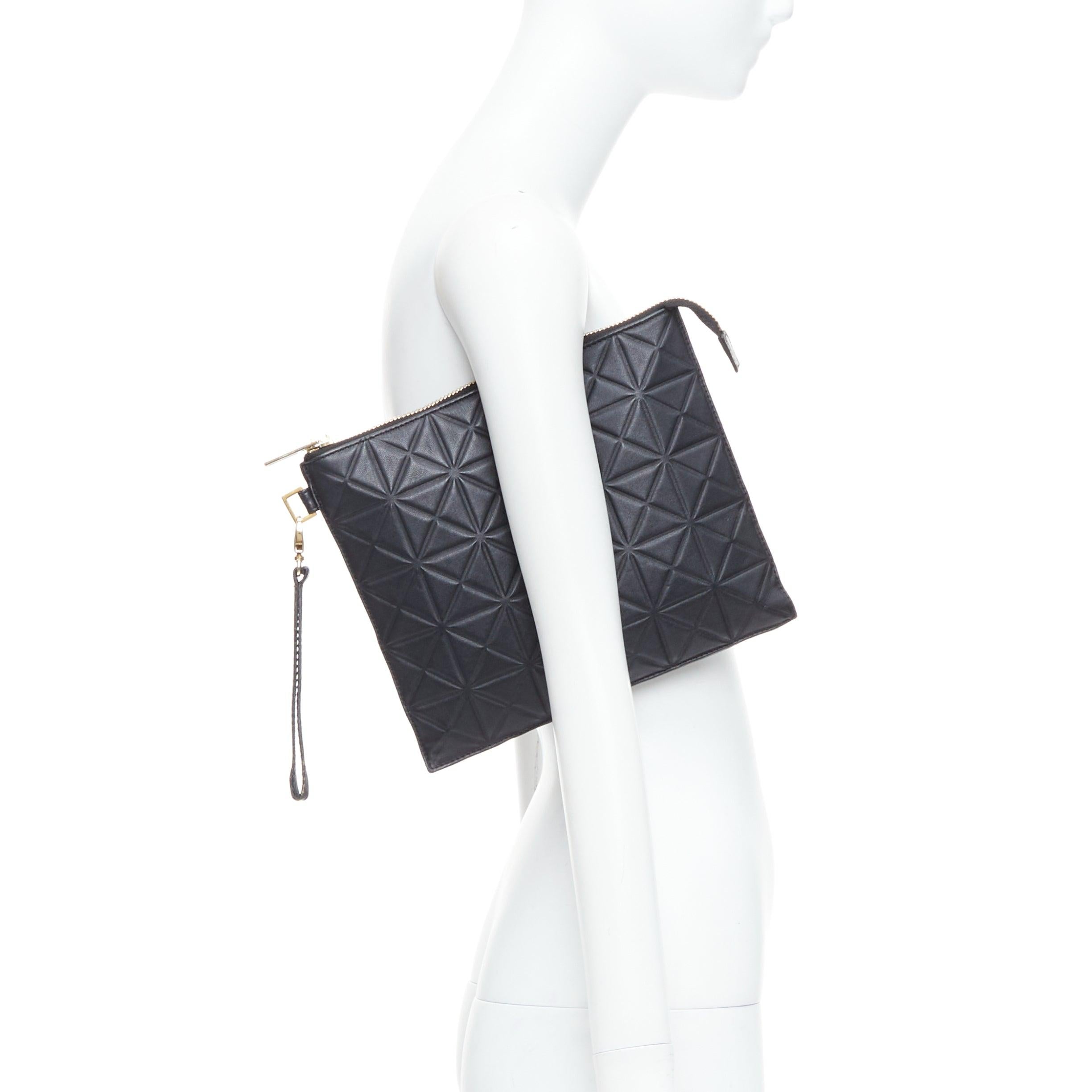 rare GARETH PUGH black leather geometric zip wrist clutch bag
Reference: ALCU/A00035
Brand: Gareth Pugh
Material: Leather
Color: Black, Gold
Pattern: Geometric
Closure: Zip
Lining: Multicolour Fabric
Extra Details: Padded 