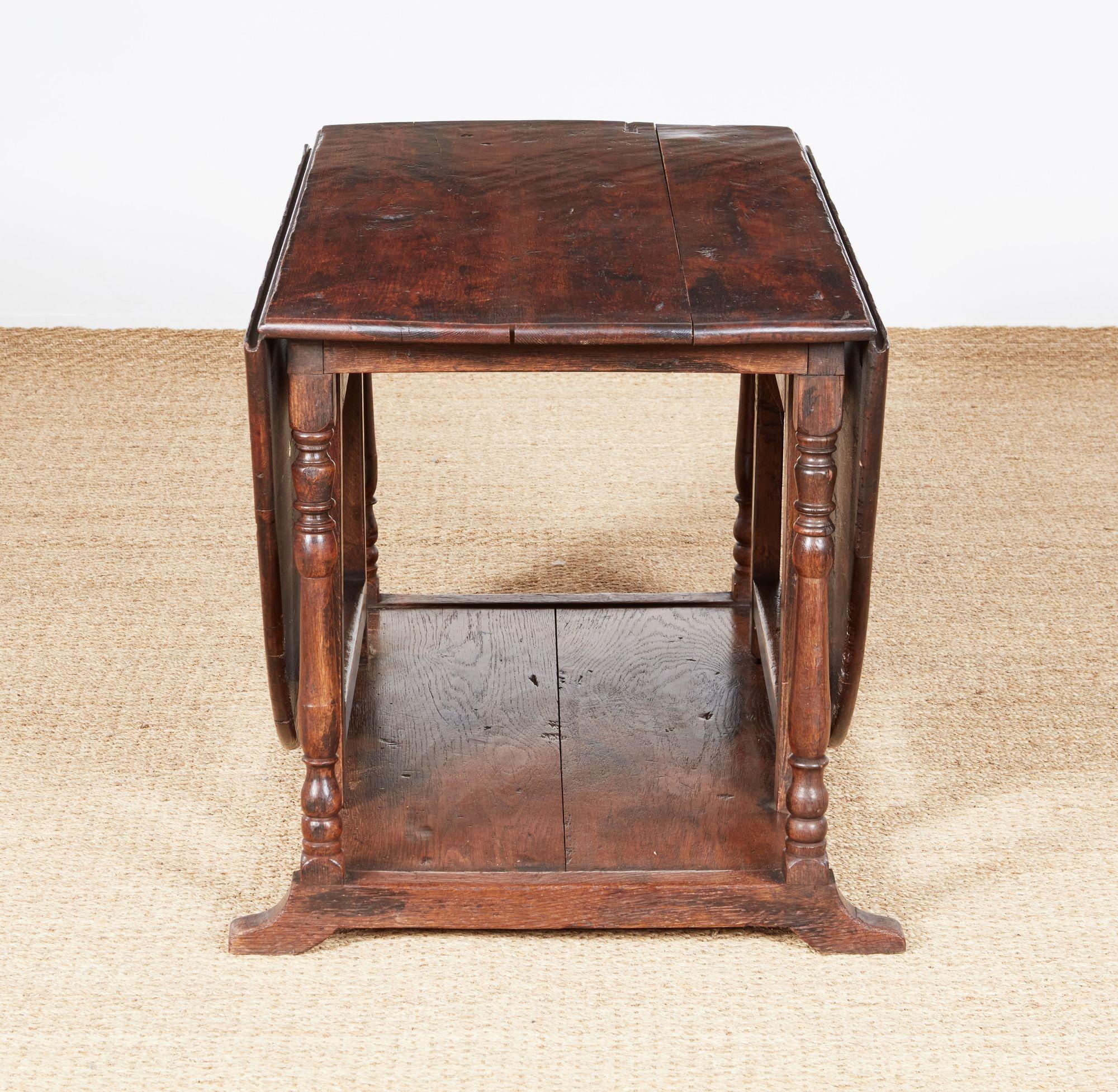 Rare Gateleg Dining Table with Potboard Base In Good Condition In Greenwich, CT