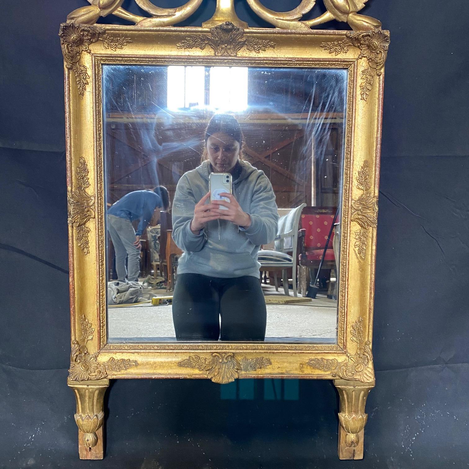 Français Rare miroir français ancien de style Louis XVI avec sculpture sur le devant complexe  en vente