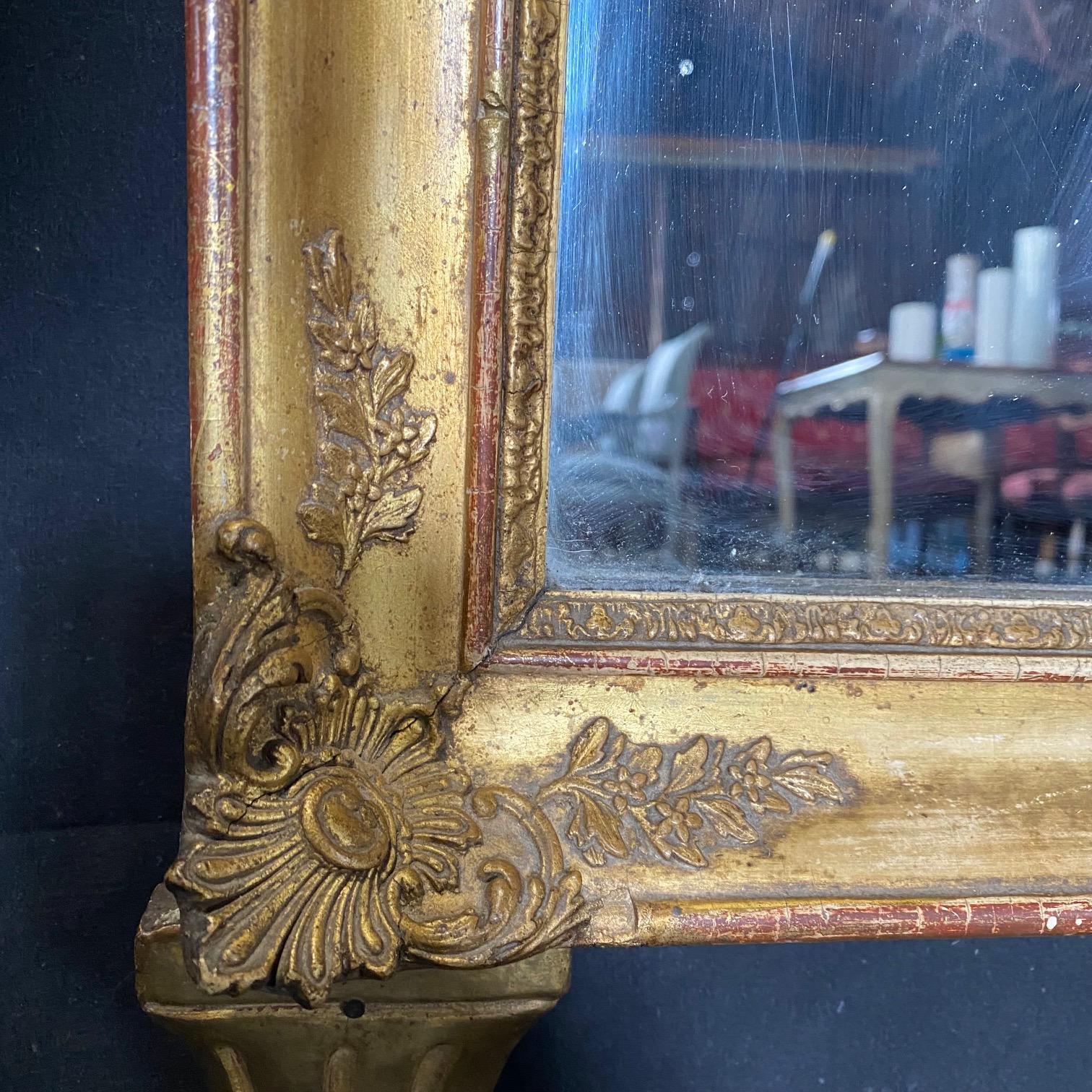XIXe siècle Rare miroir français ancien de style Louis XVI avec sculpture sur le devant complexe  en vente