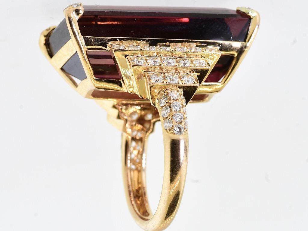 Raro espécimen de gema Rubelita natural grande de color rojo intenso 34,77 cts. y anillo de diamantes de 18 quilates en venta 9