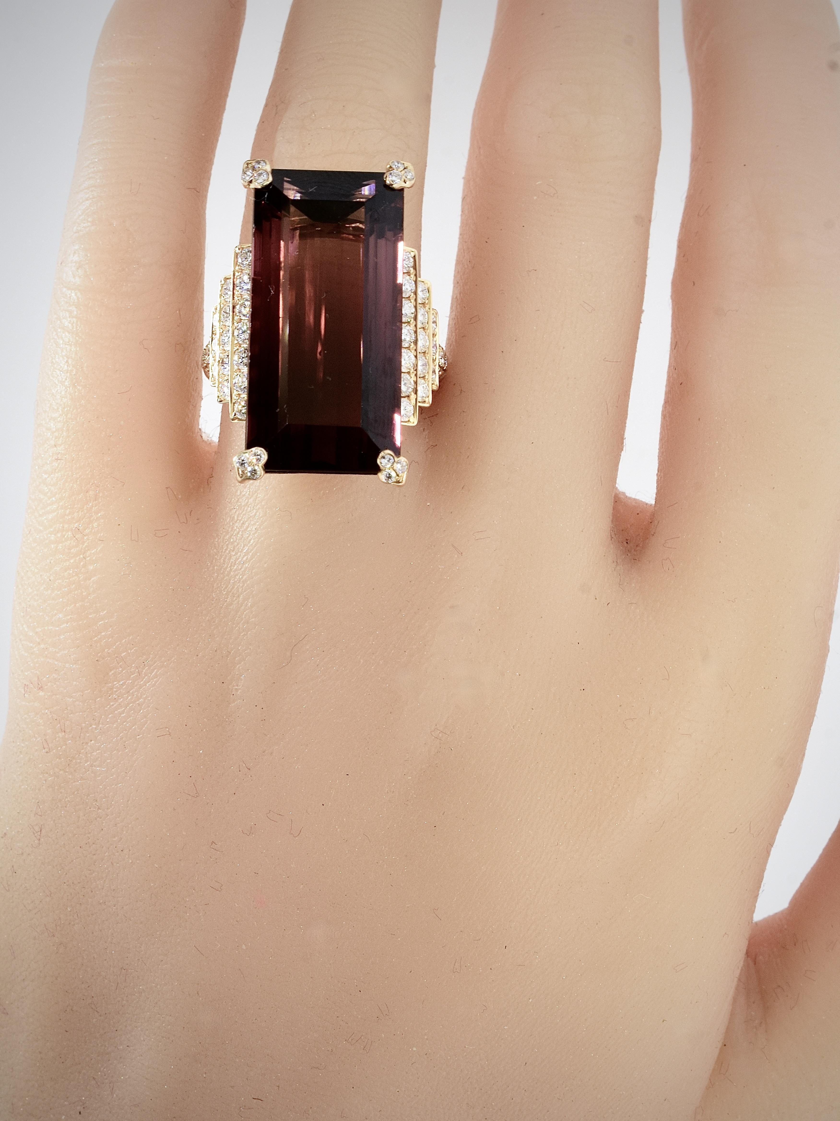 Raro espécimen de gema Rubelita natural grande de color rojo intenso 34,77 cts. y anillo de diamantes de 18 quilates en venta 11