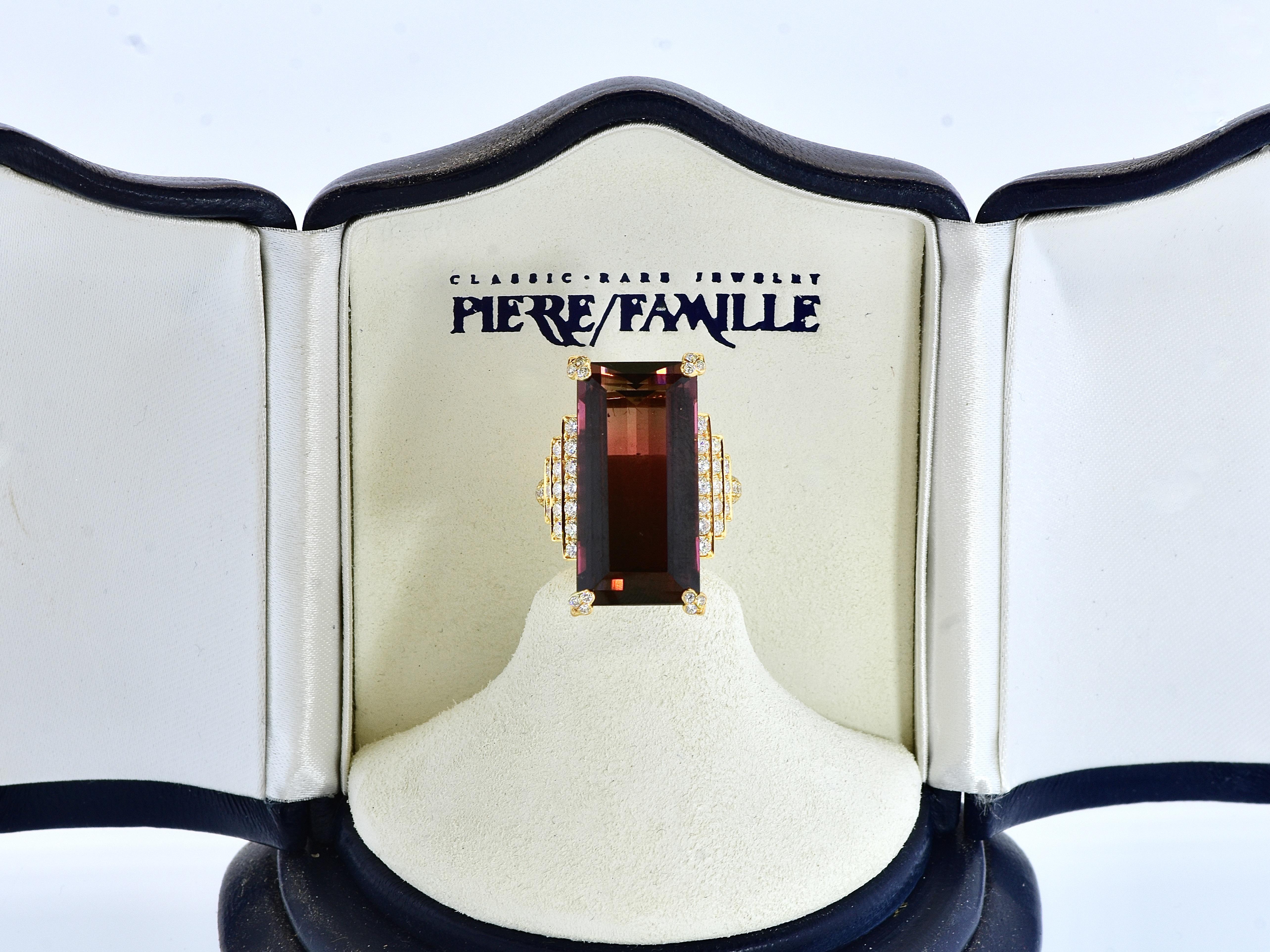 Raro espécimen de gema Rubelita natural grande de color rojo intenso 34,77 cts. y anillo de diamantes de 18 quilates en venta 12