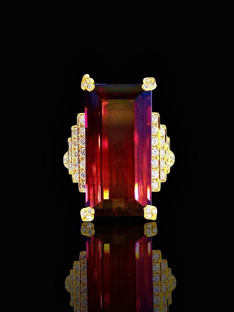 Raro espécimen de gema Rubelita natural grande de color rojo intenso 34,77 cts. y anillo de diamantes de 18 quilates Corte esmeralda en venta