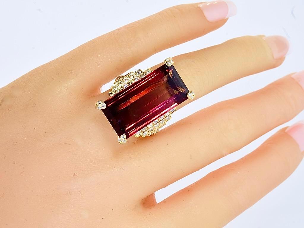 Raro espécimen de gema Rubelita natural grande de color rojo intenso 34,77 cts. y anillo de diamantes de 18 quilates en venta 2