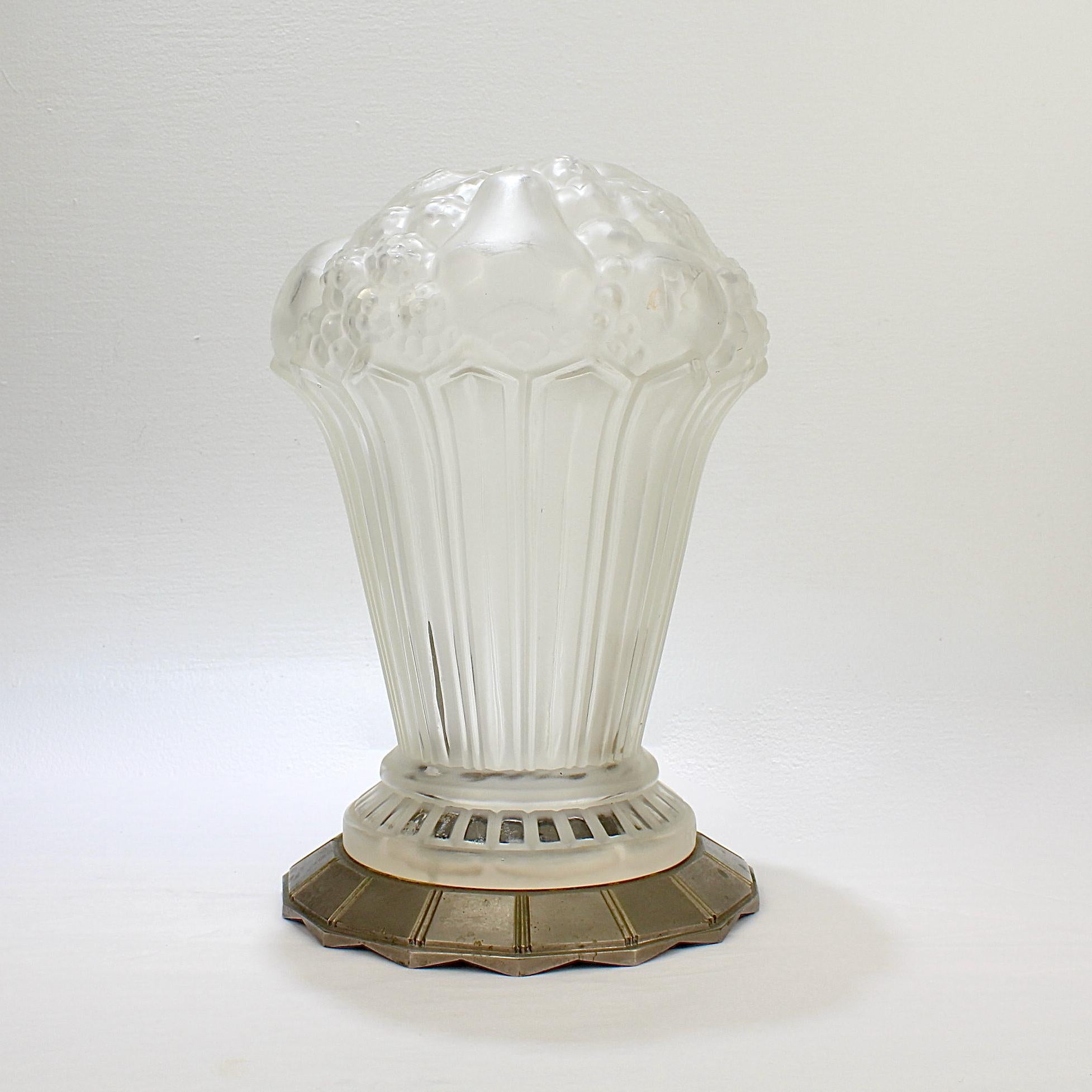 Seltene Genet et Michon Französisch Art Deco mattiert Kunstglas Tischlampe Schatten (Beschichtet) im Angebot