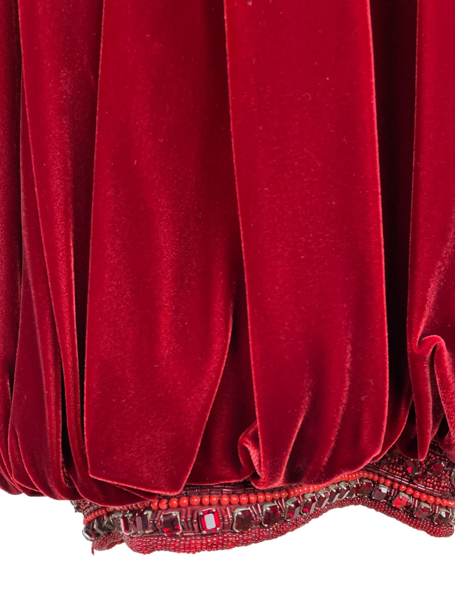 Seltenes Genny Rotes Samtkleid mit Edelsteinen 
(Einige Anzeichen von Alterung an den Schultern - siehe Bilder)
-
KEINE RÜCKGABE 