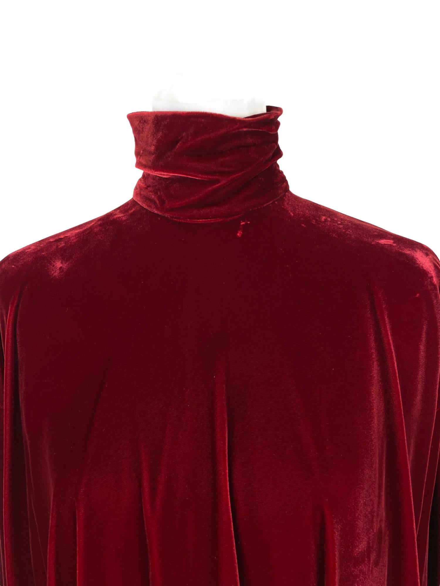 Rouge Rare robe en velours rouge de Genny avec pierres précieuses  en vente