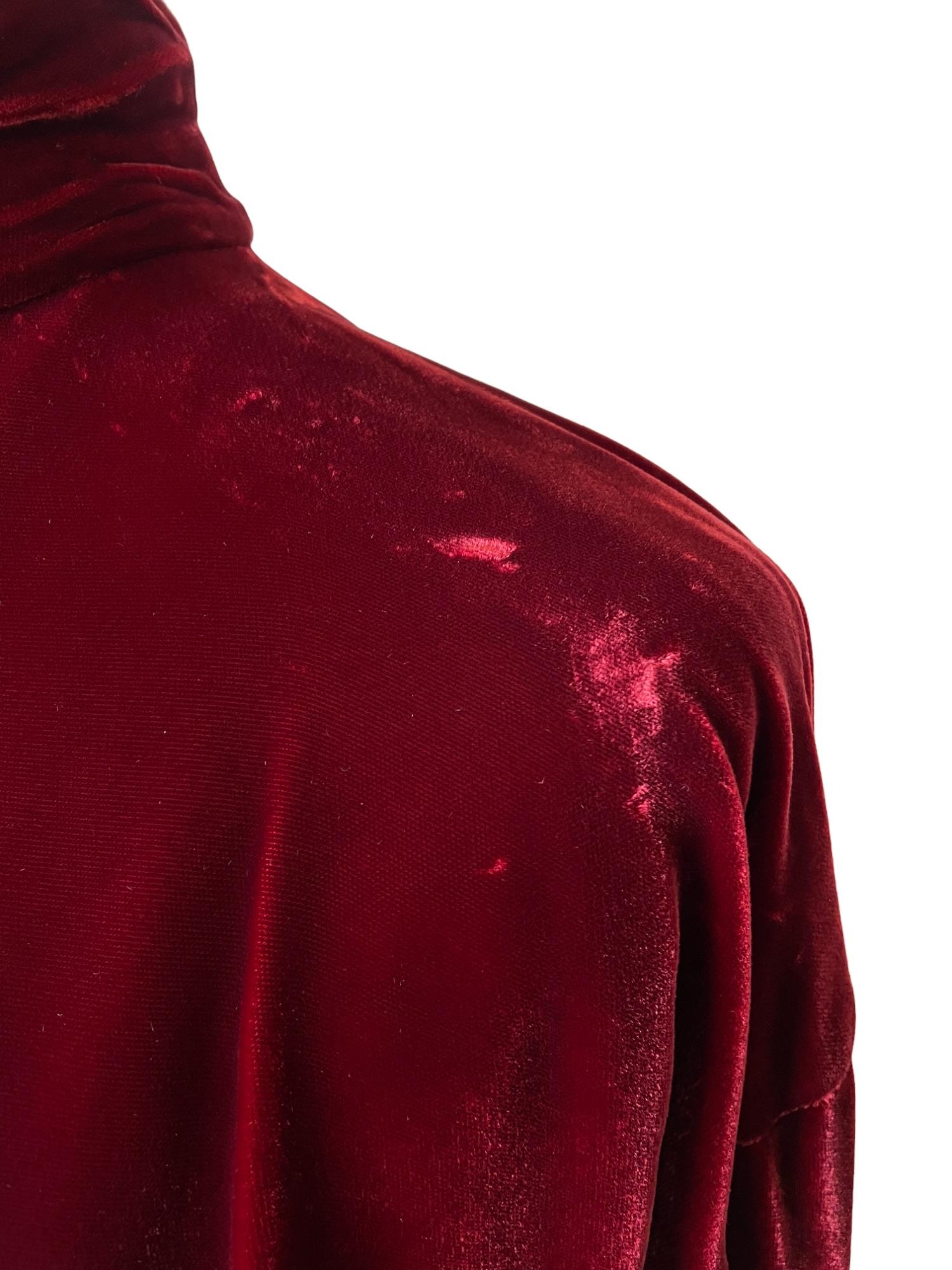 Rare robe en velours rouge de Genny avec pierres précieuses  Bon état - En vente à Venezia, IT