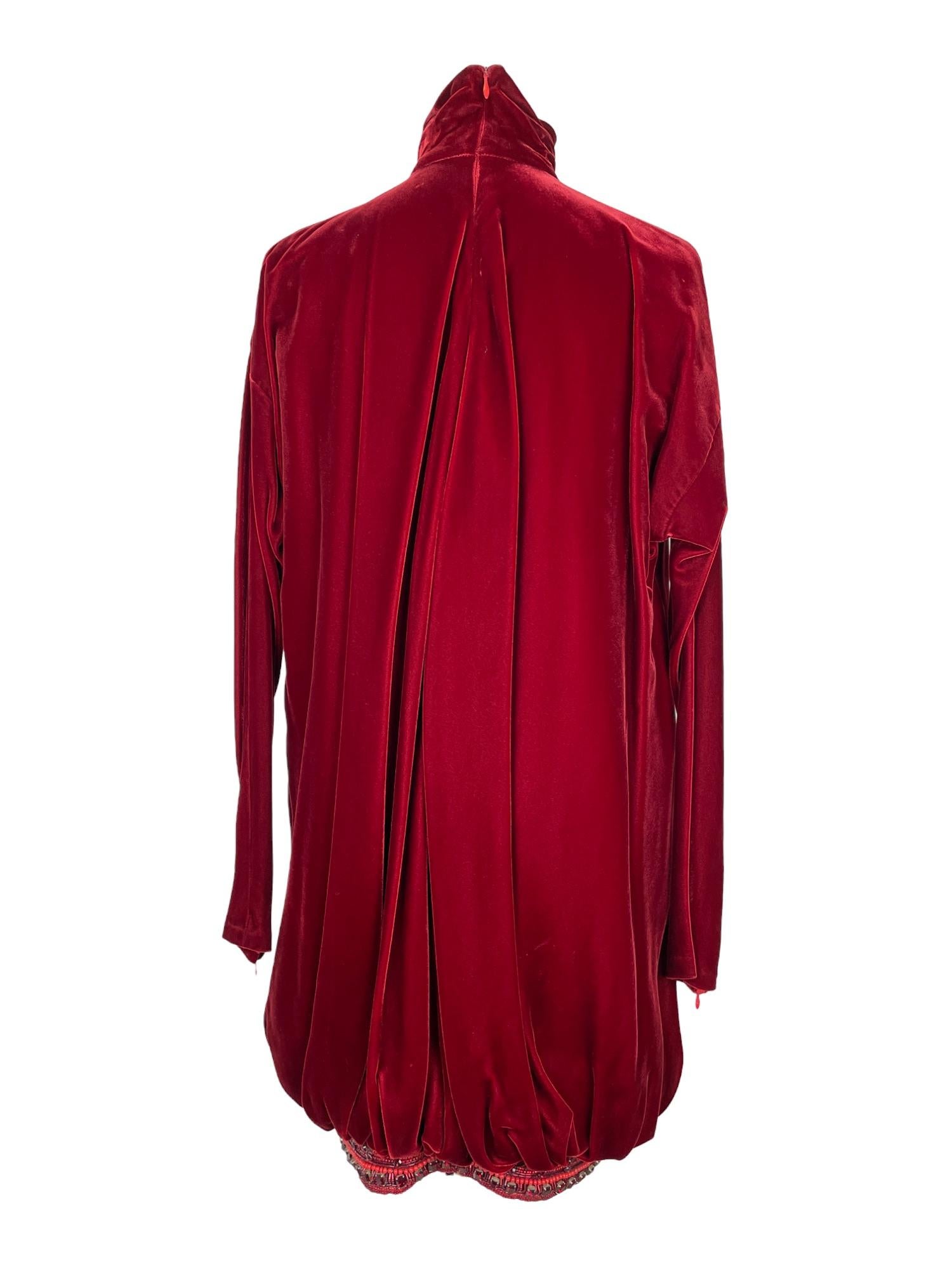 Rare robe en velours rouge de Genny avec pierres précieuses  Pour femmes en vente