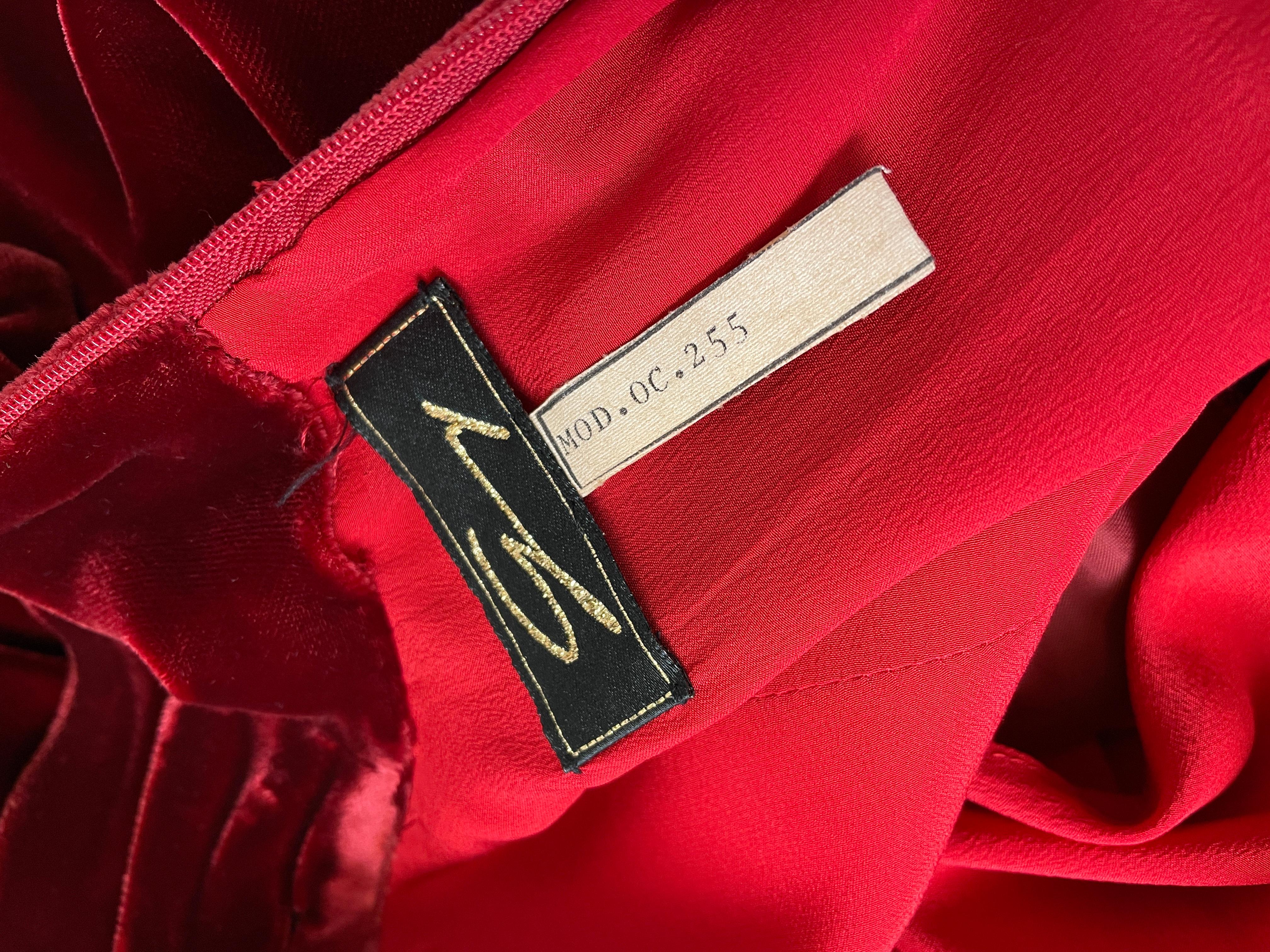 Rare robe en velours rouge de Genny avec pierres précieuses  en vente 1