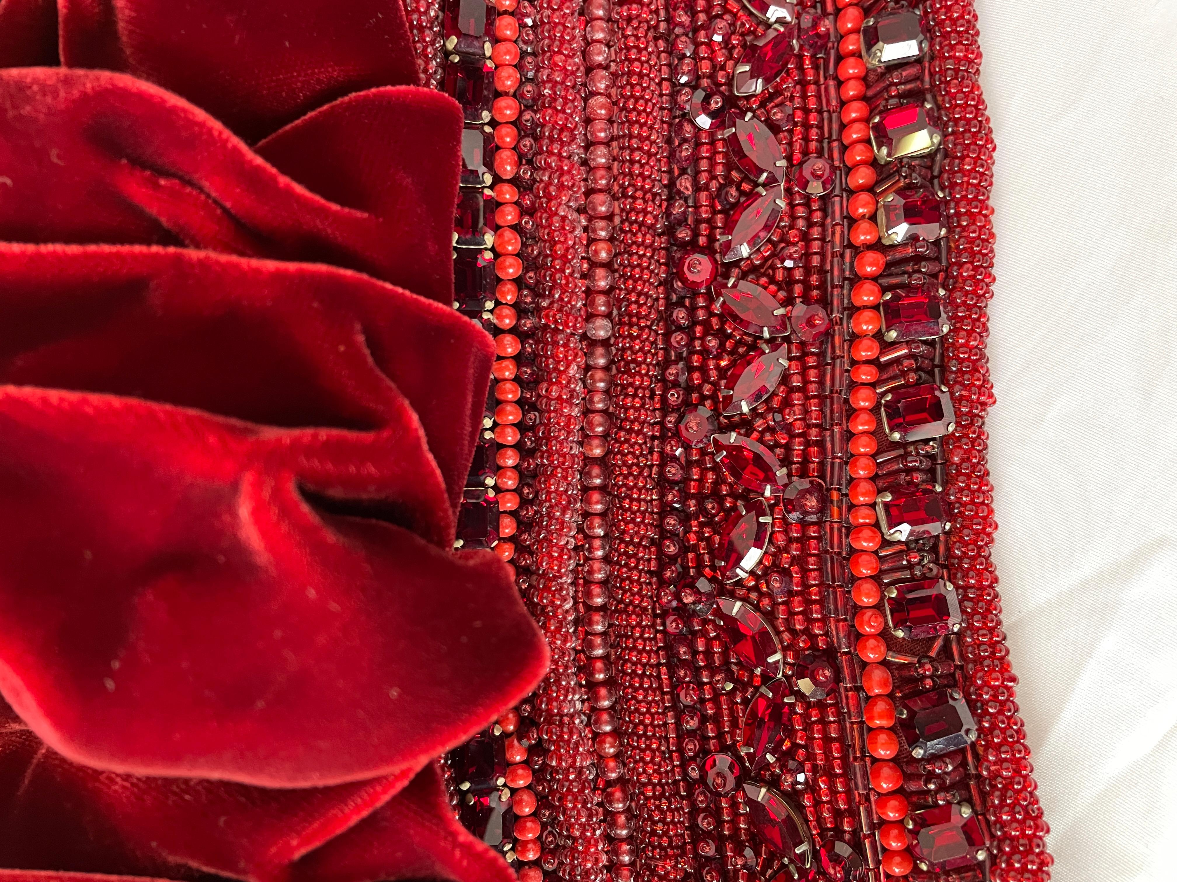 Rare robe en velours rouge de Genny avec pierres précieuses  en vente 4