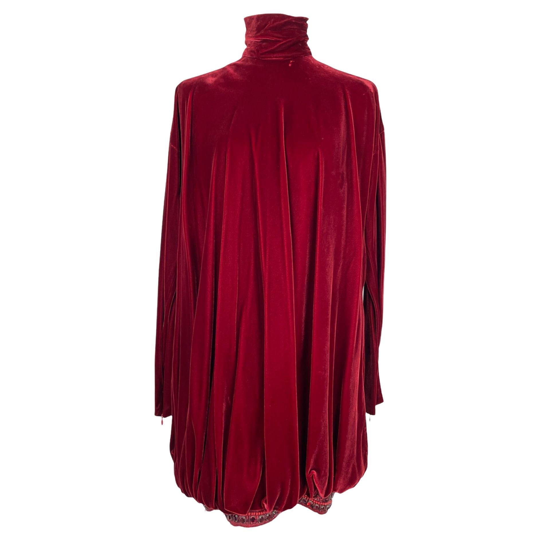 Rare robe en velours rouge de Genny avec pierres précieuses  en vente