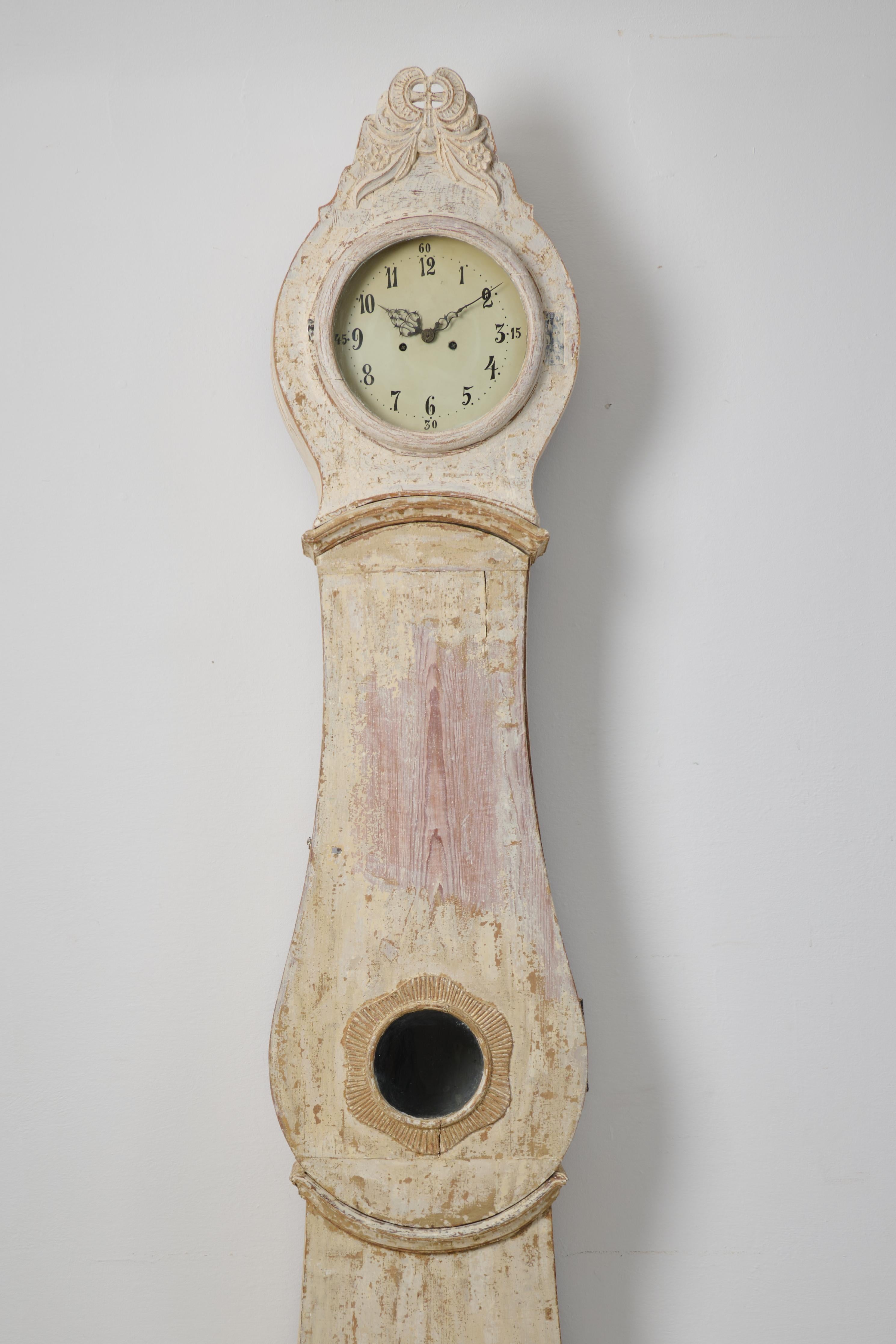 Seltene echte antike nordschwedische hohe Mora-Uhr aus Kiefernholz  im Angebot 1