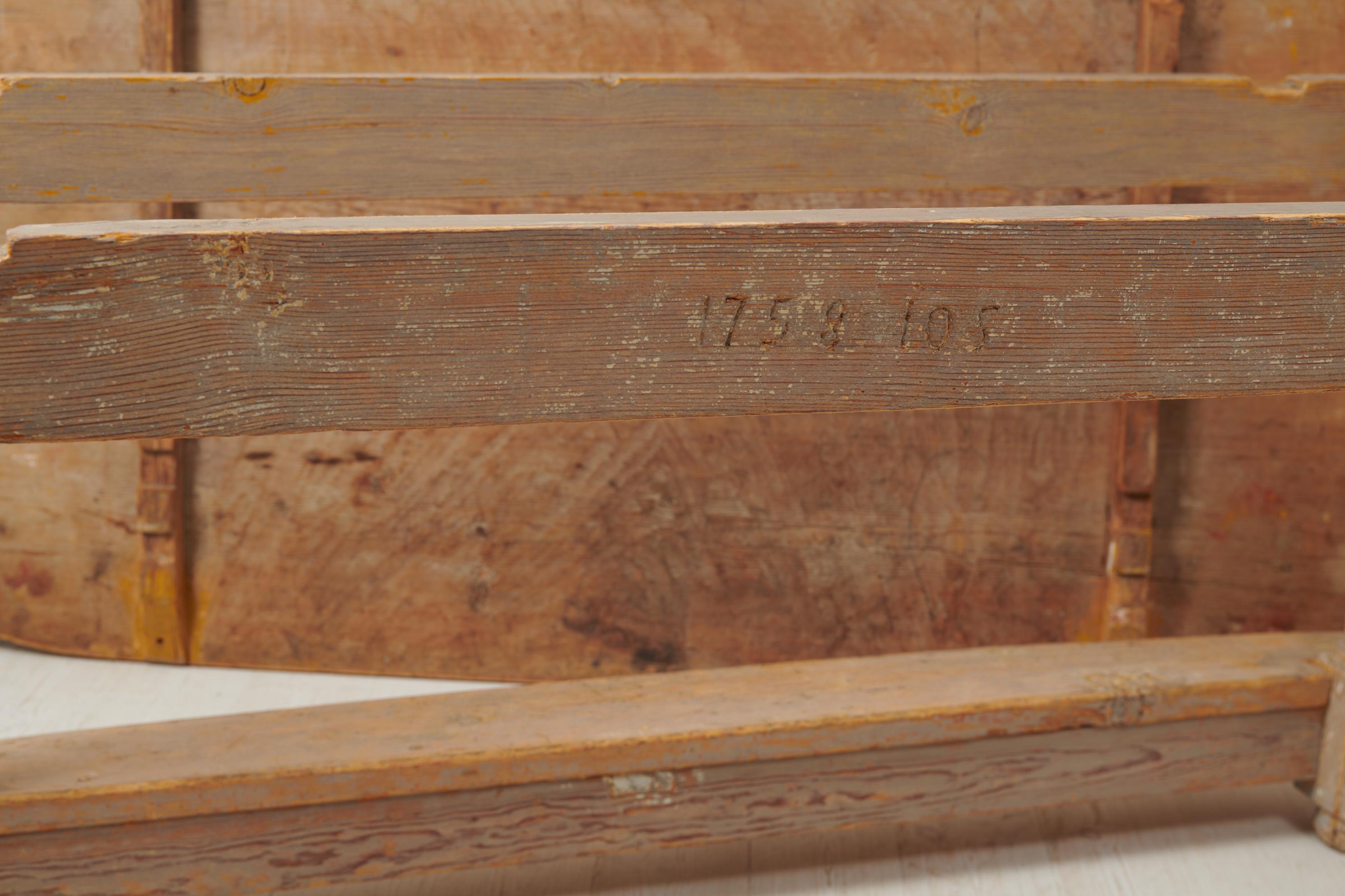 Seltener echter Barocktisch aus schwedischem Kiefernholz, datiert 1758 im Angebot 4