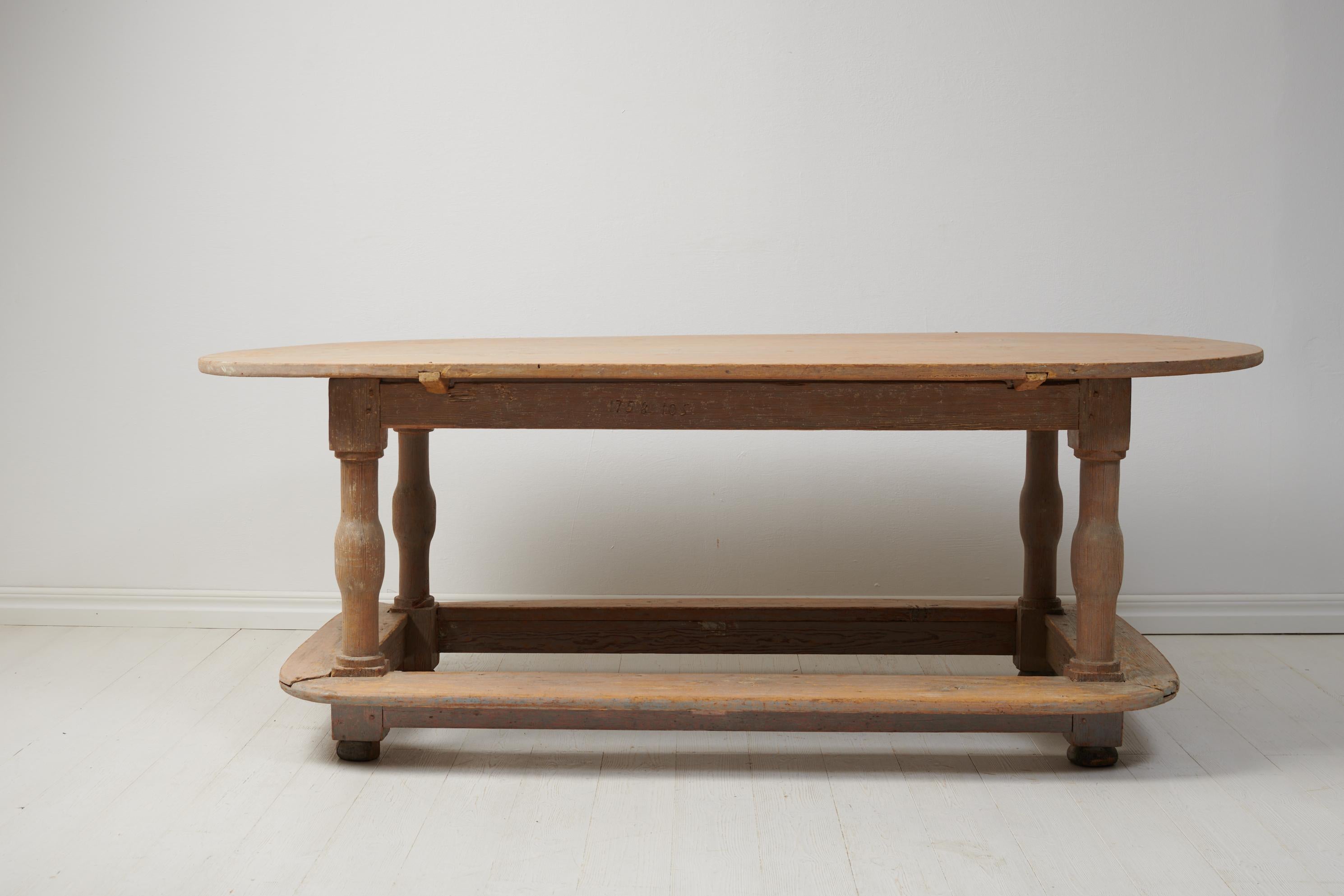 Seltener echter Barocktisch aus Schweden, datiert 1758. Der Tisch wird in Handarbeit aus massivem Kiefernholz gefertigt. Es gibt eine sehr dünne Schicht der ursprünglichen graublauen Farbe, wo die Kiefer darunter durchscheint. Dadurch entsteht eine