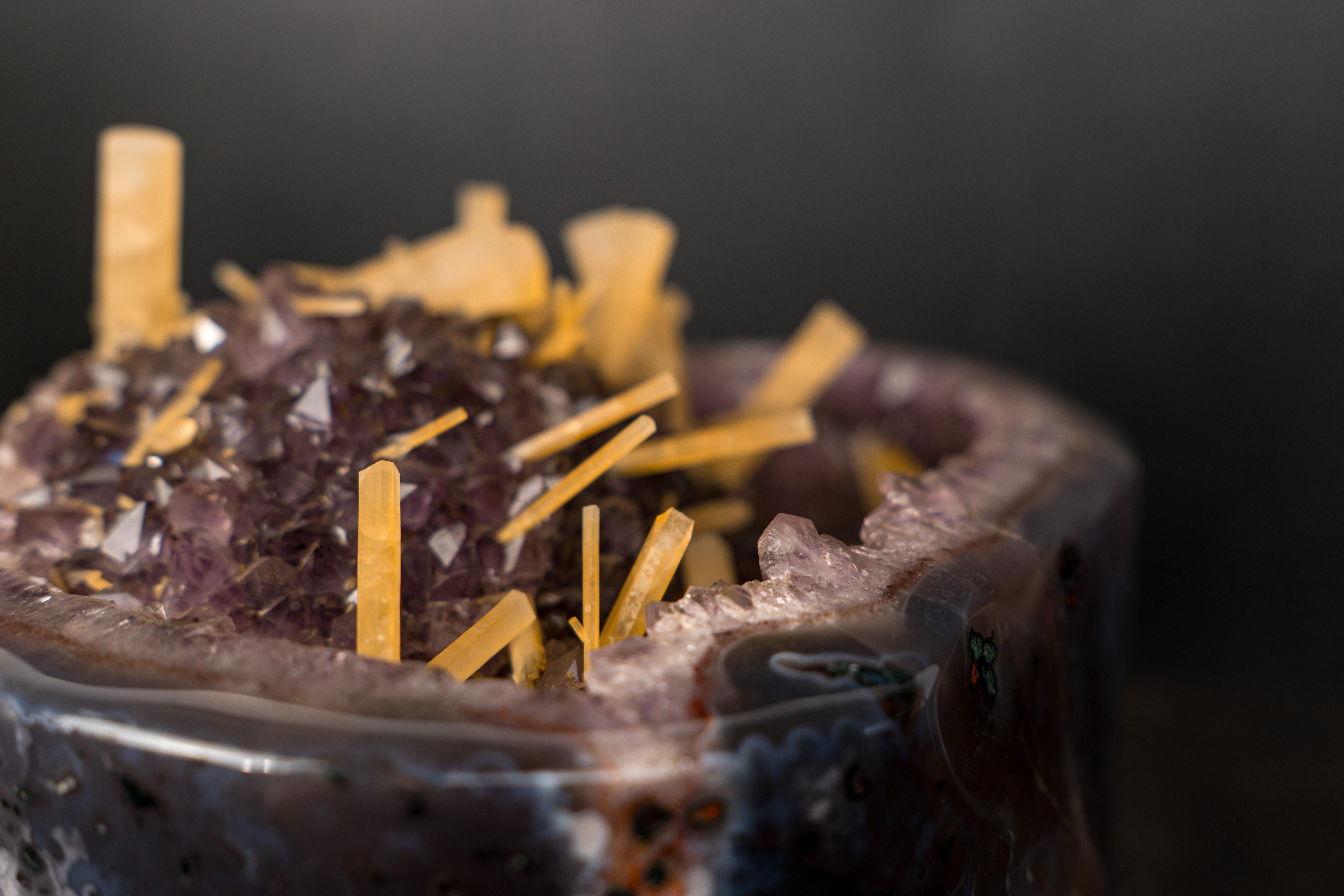 Rare Geode Cluster with Honey Columnar Calcite In New Condition For Sale In Ametista Do Sul, BR