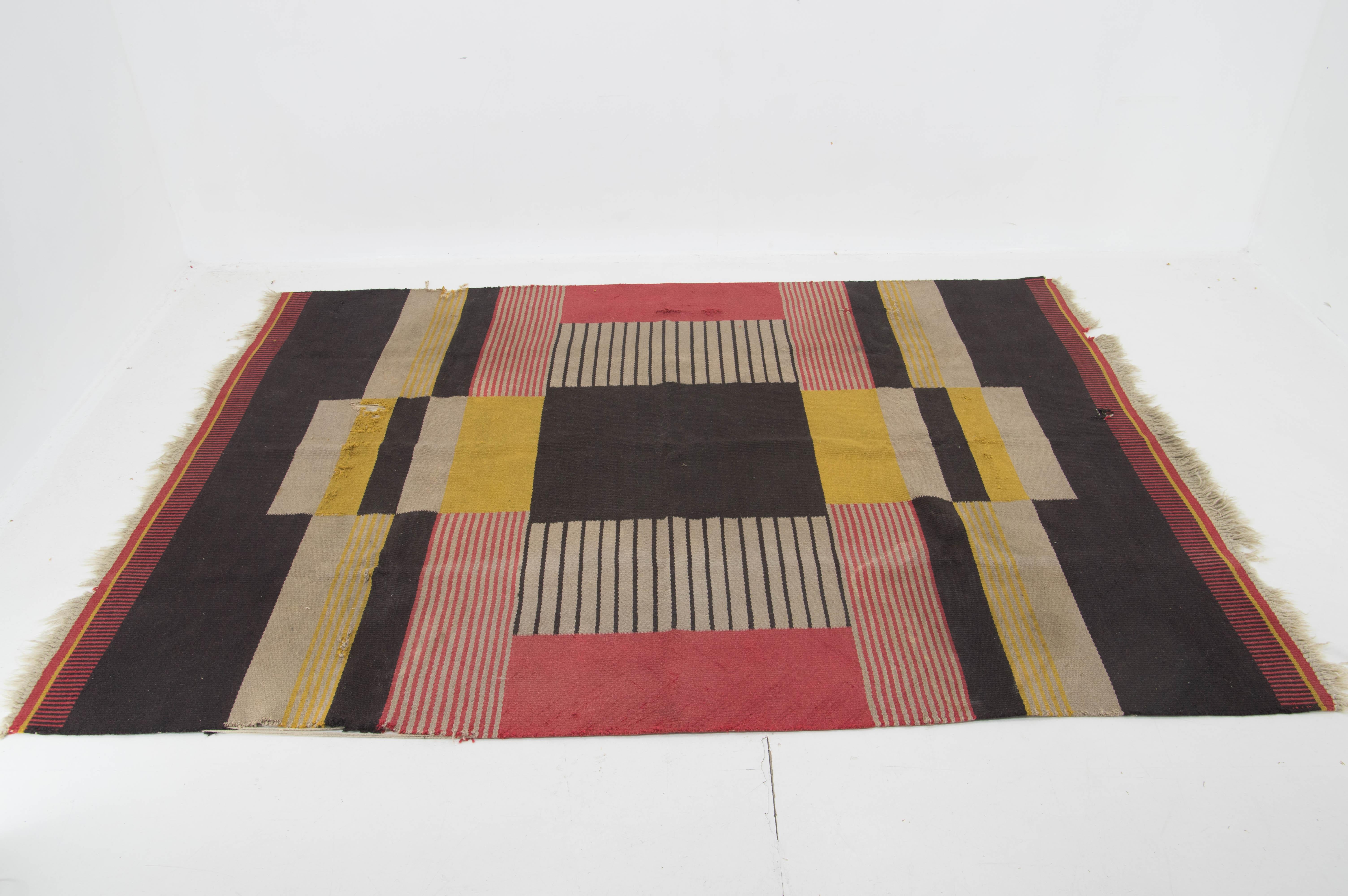 Rare tapis en laine dessiné par l'icône du design textil tchèque Antonin Kybal. L'une des plus grandes versions de ce type.
La moquette présente de fortes traces de liquide et quelques dommages visibles sur les photos.