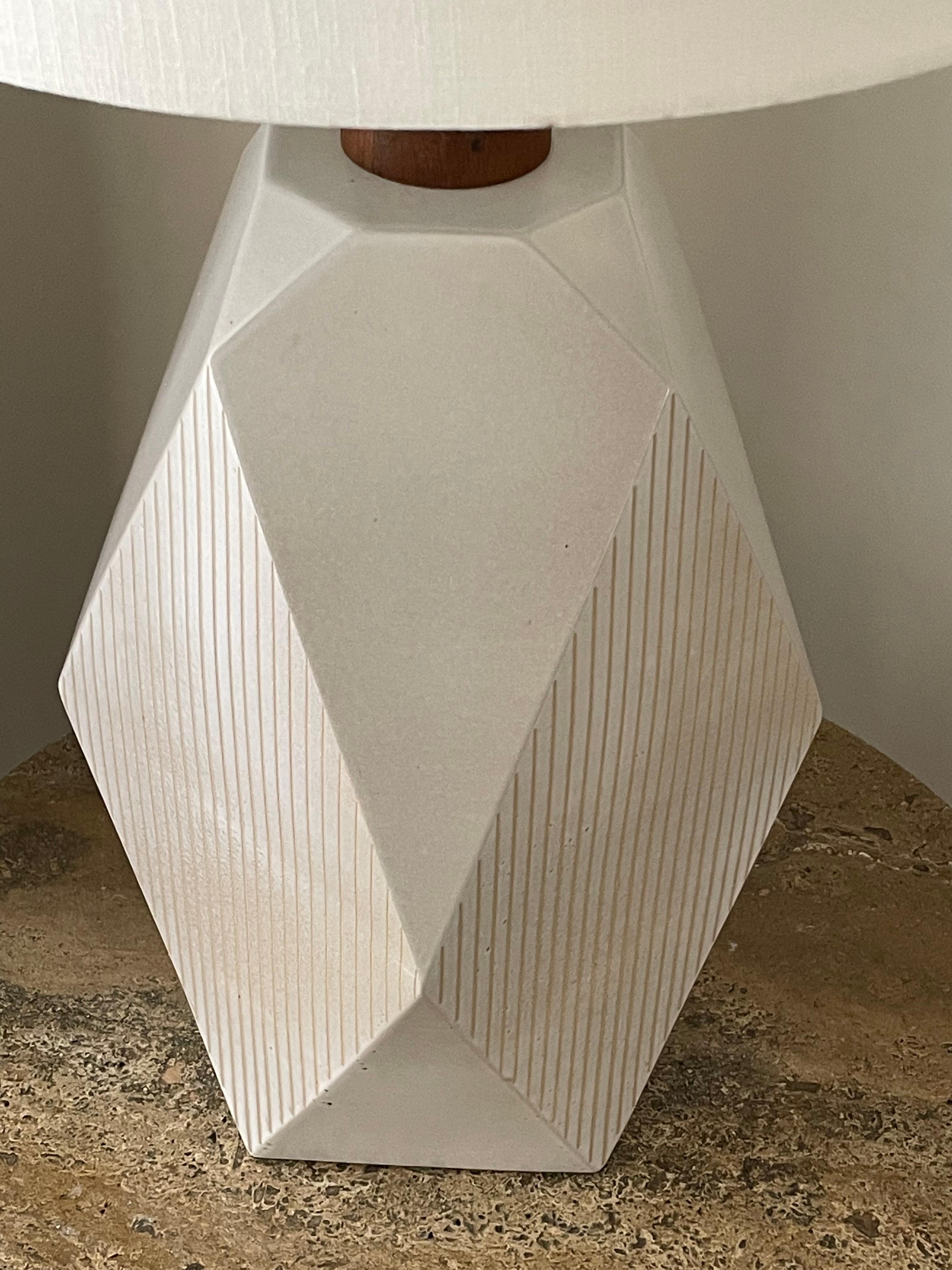 Rare lampe de table en forme de diamant en blanc cassé avec des détails incisés par le duo de céramistes Jane et Gordon Martz. Cette lampe est signée Genesis, ce qui signifie qu'elle a été produite dans les années 1990. Au début des années 1990,