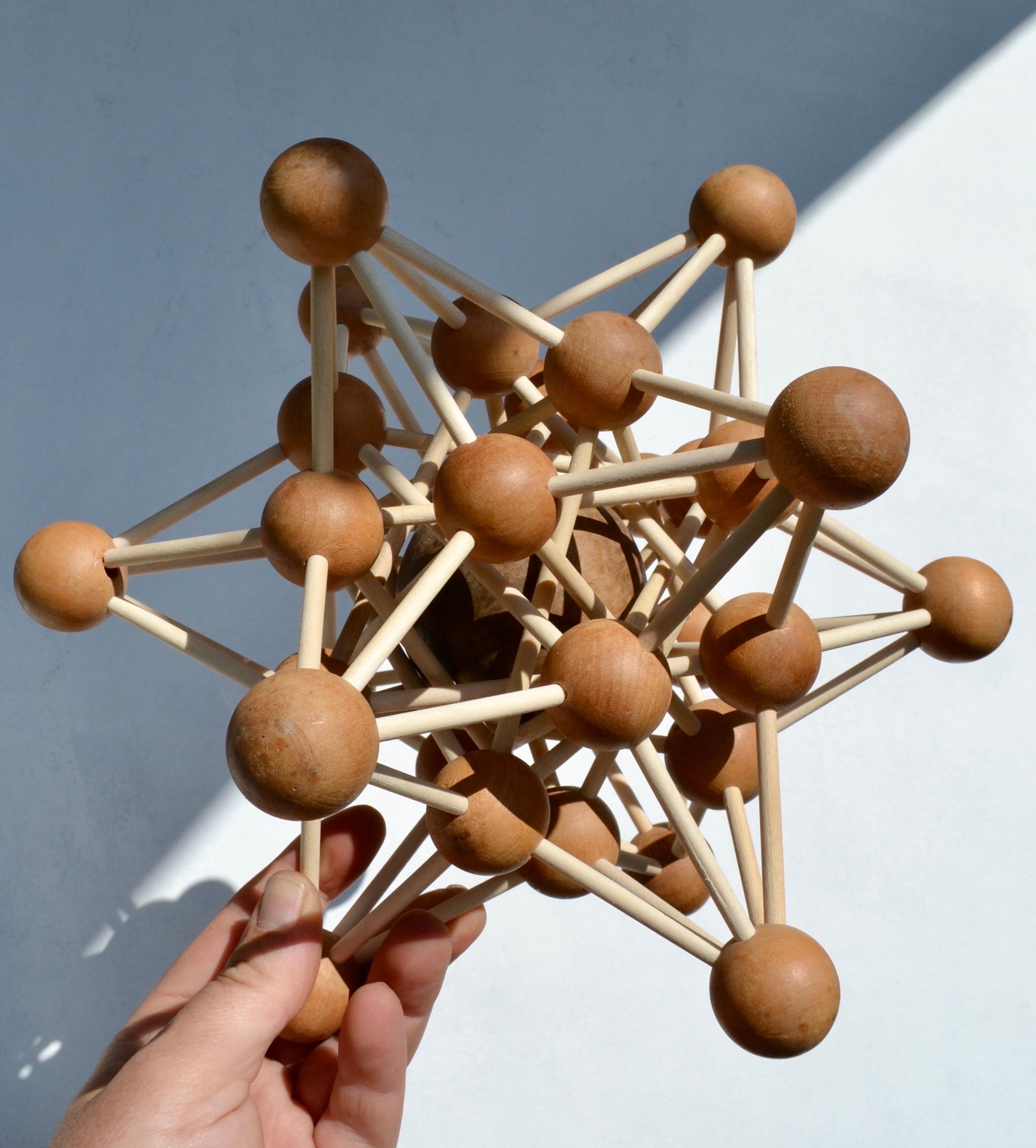 Rara escultura geométrica en forma de puzzle de madera sobredimensionado - Francia - Años 70 Madera en venta