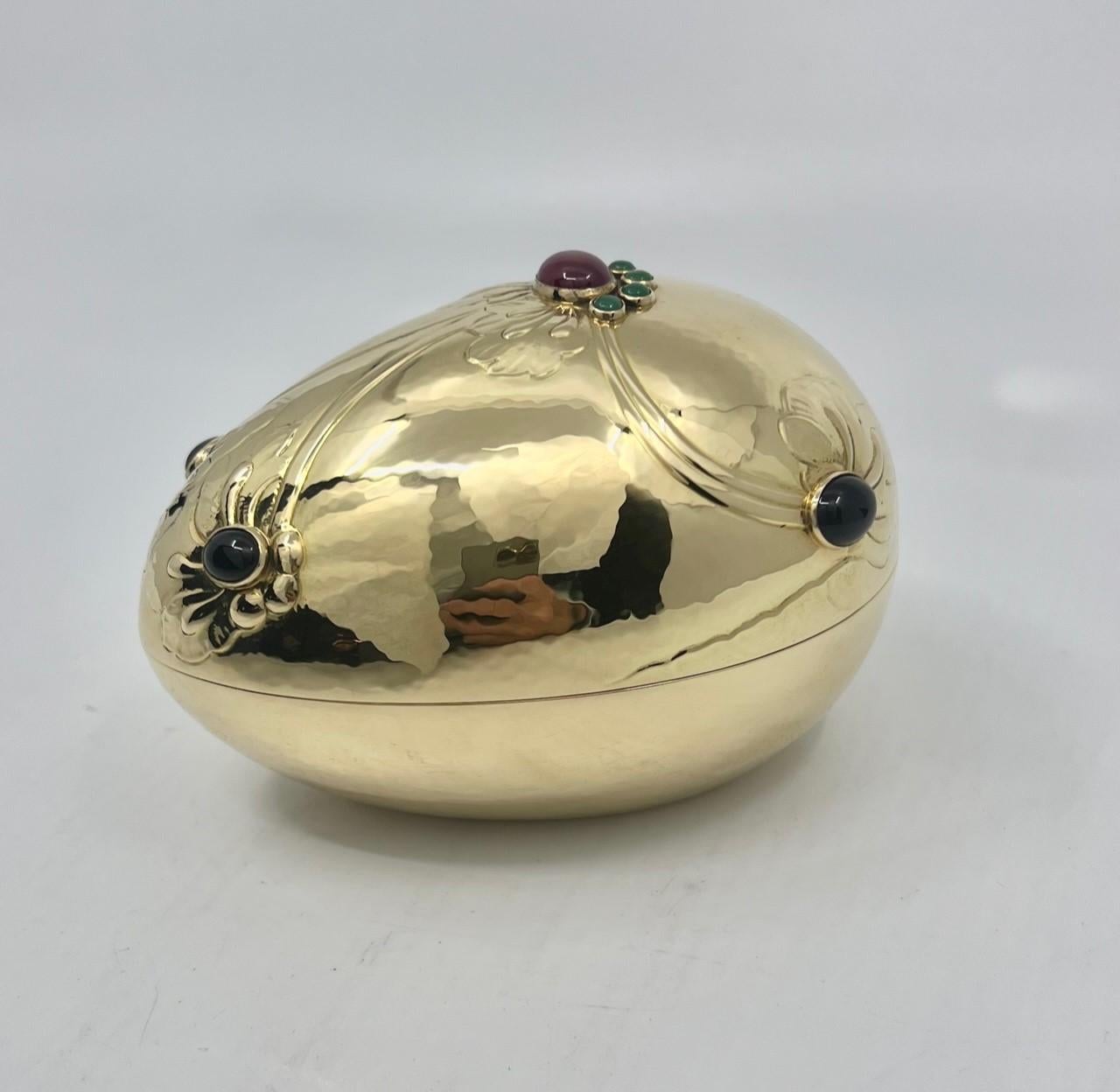 The rare 18kt gold Georg Jensen bonbonnière is an exquisite piece of hollowware/jewelry designed to adorn the home with elegance and charm. This bonbonnière is a testament to the meticulous craftsmanship of Georg Jensen, a renowned silversmith from