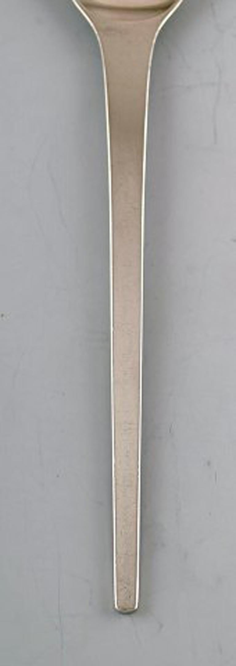 Rare Georg Jensen Caravel ice tea spoon / cocktail spoon in Sterling silver.
The elegant and timeless Caravel cutlery was designed by Henning Koppel in 1957.
Measures: 19.5 cm.
Stamped.
In very good condition.
Large selection of Caravel in