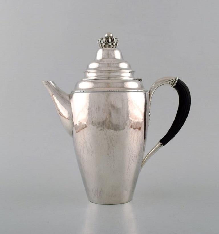 Seltene Georg Jensen Kaffeekanne aus Sterlingsilber mit Ebenholzgriff. Datiert 1915-30.
In sehr gutem Zustand.
Gestempelt.
Maße: 24 x 22 cm.