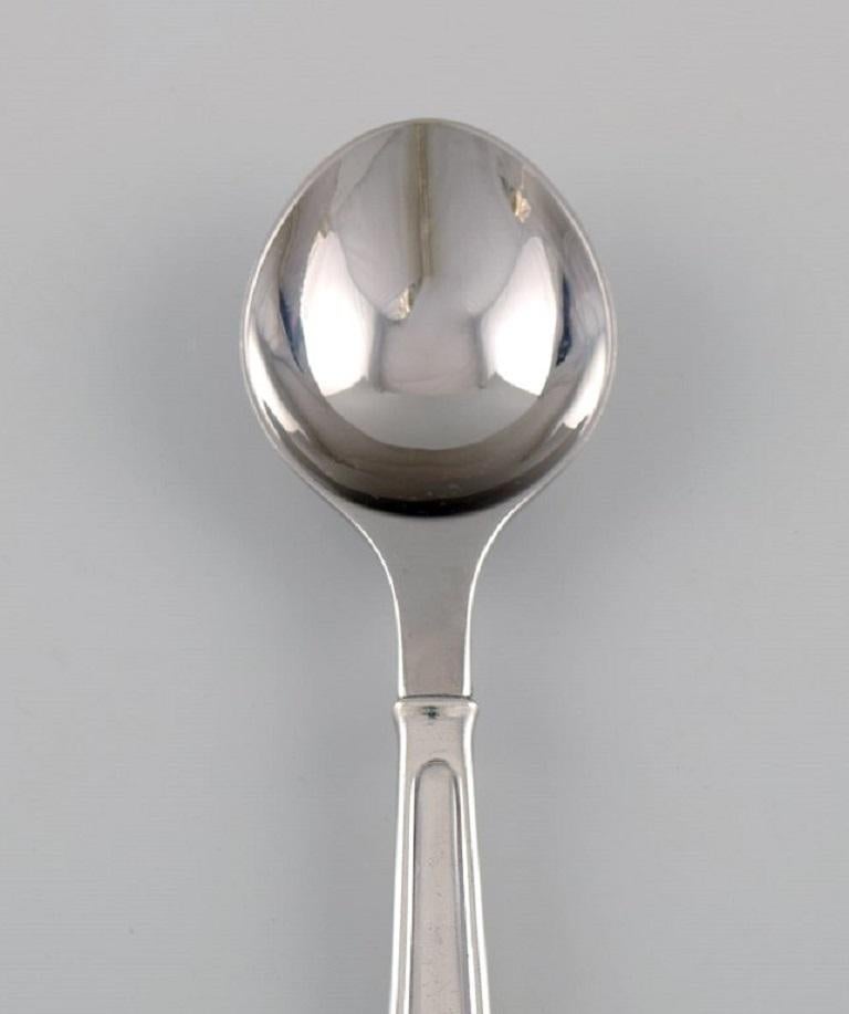Rare Georg Jensen Koppel cutlery. Dessert spoon in sterling silver and stainless steel. Five spoons are available.
Length: 16.5 cm.
In excellent condition.
Stamped.
Designed by Henning Koppel in 1981.
Our skilled Georg Jensen silversmith /