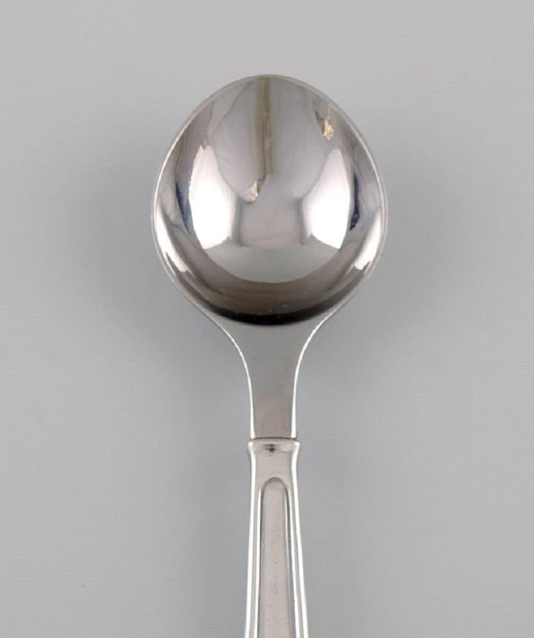 Seltenes Georg Jensen Koppel-Besteck. Dessertlöffel aus Sterlingsilber und rostfreiem Stahl. Es sind fünf Löffel erhältlich.
Länge: 16,5 cm.
In ausgezeichnetem Zustand.
Gestempelt.
Entworfen von Henning Koppel im Jahr 1981.
Unser erfahrener